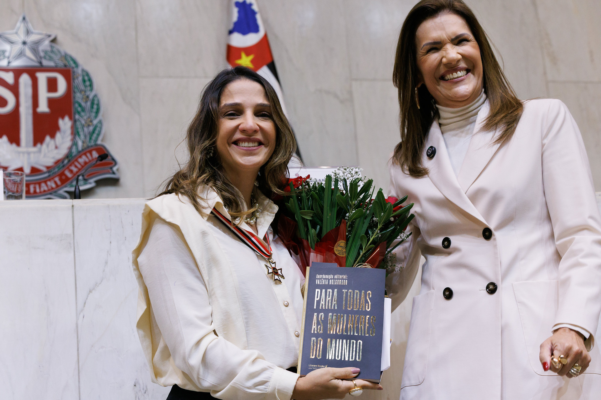 Ana Carolina Oliveira � homenageada no legislativo<a style='float:right' href='https://www3.al.sp.gov.br/repositorio/noticia/N-06-2026/fg365531.jpg' target=_blank><img src='/_img/material-file-download-white.png' width='14px' alt='Clique para baixar a imagem'></a>