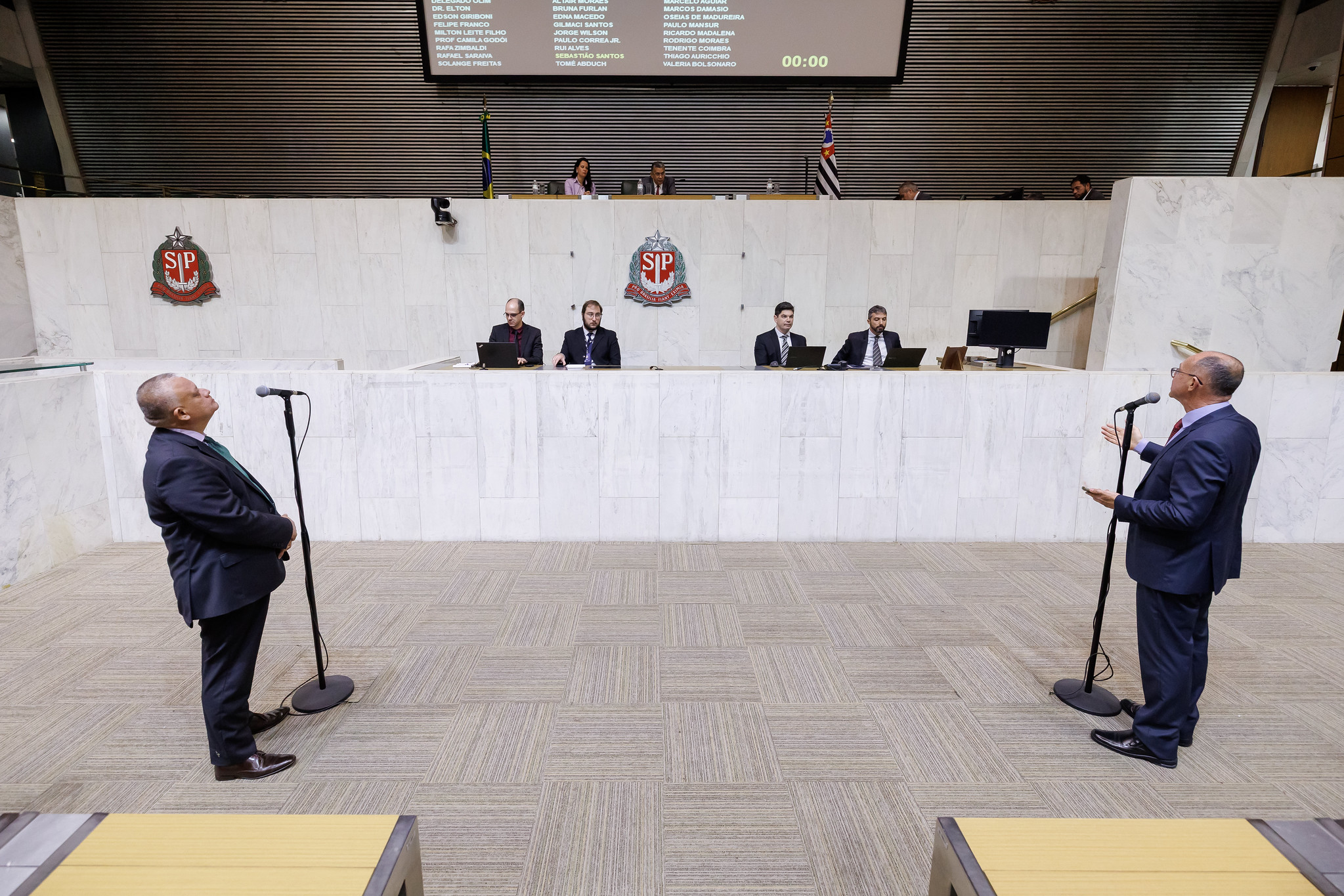 Parlamentares durante Sess�o Extraordin�ria <a style='float:right;color:#ccc' href='https://www3.al.sp.gov.br/repositorio/noticia/N-06-2026/fg365587.jpg' target=_blank><i class='bi bi-zoom-in'></i> Clique para ver a imagem </a>