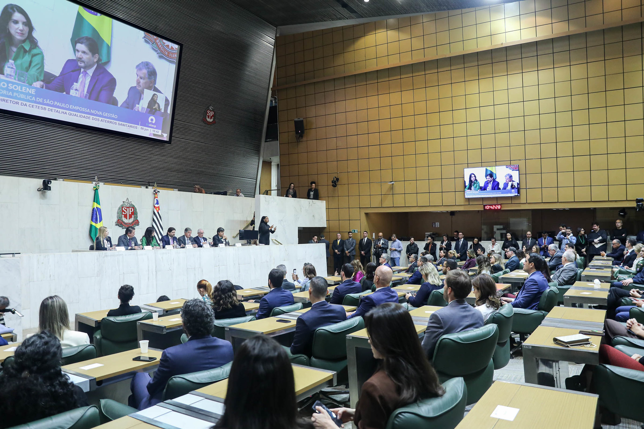 Sess�o reuniu parlamentares e autoridades diversas<a style='float:right;color:#ccc' href='https://www3.al.sp.gov.br/repositorio/noticia/N-06-2026/fg365672.jpg' target=_blank><i class='bi bi-zoom-in'></i> Clique para ver a imagem </a>