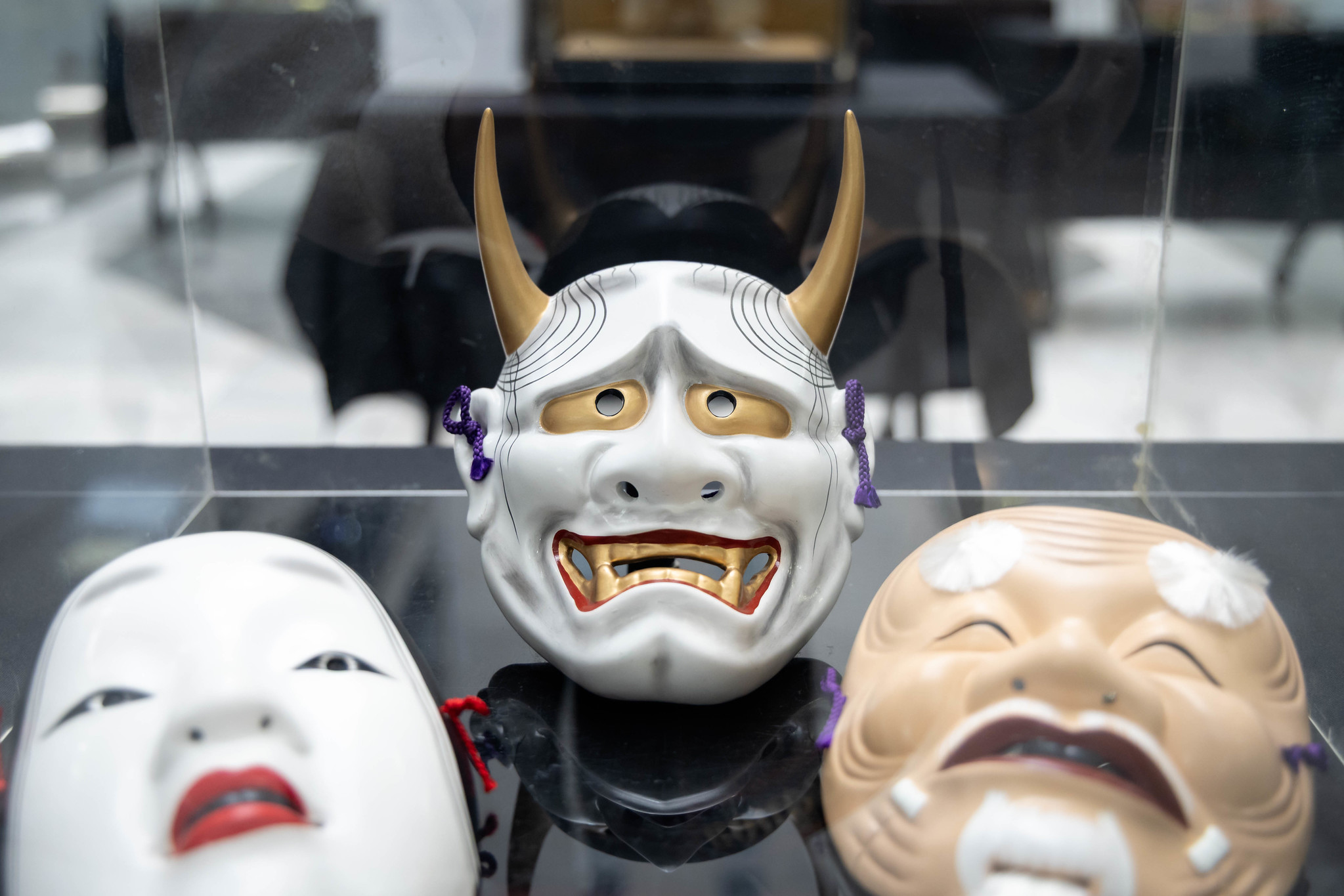 Objetos das artes teatrais japonesas<a style='float:right' href='https://www3.al.sp.gov.br/repositorio/noticia/N-06-2026/fg365885.jpg' target=_blank><img src='/_img/material-file-download-white.png' width='14px' alt='Clique para baixar a imagem'></a>