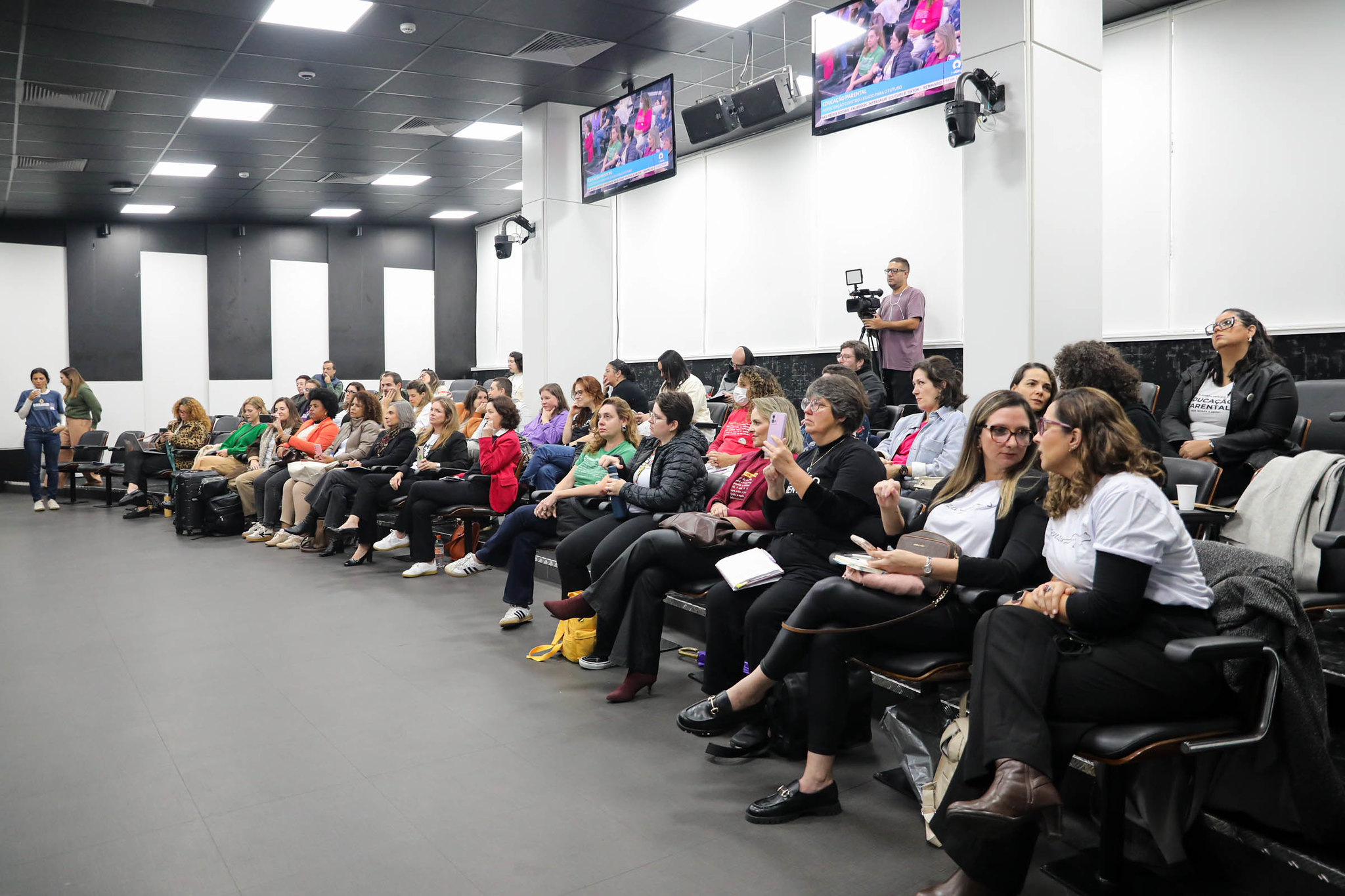 Evento com duas frentes da Pol�tica de Cuidados<a style='float:right;color:#ccc' href='https://www3.al.sp.gov.br/repositorio/noticia/N-06-2026/fg365911.jpg' target=_blank><i class='bi bi-zoom-in'></i> Clique para ver a imagem </a>