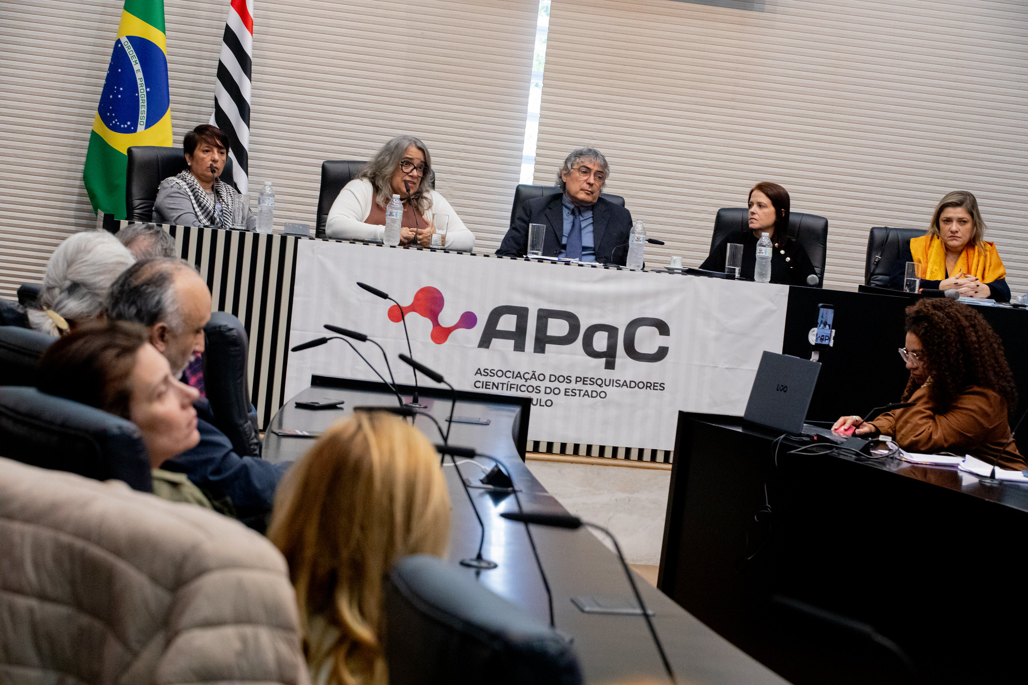 Parlamentares e pesquisadores participam de debate<a style='float:right;color:#ccc' href='https://www3.al.sp.gov.br/repositorio/noticia/N-06-2026/fg365913.jpg' target=_blank><i class='bi bi-zoom-in'></i> Clique para ver a imagem </a>