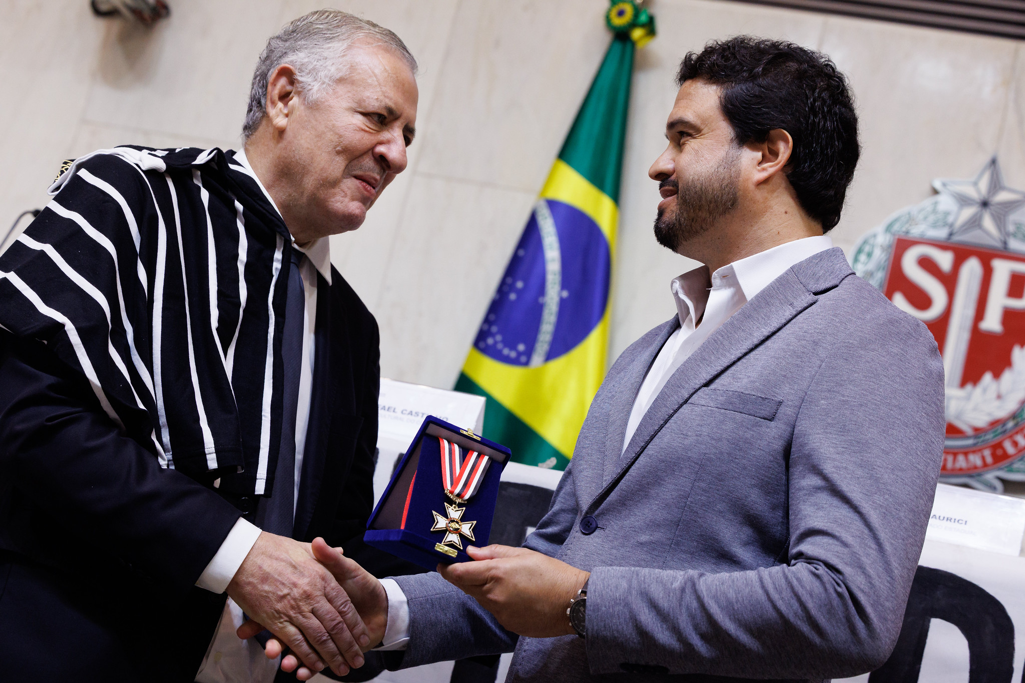 Maurici entrega honraria ao filho de S�crates<a style='float:right;color:#ccc' href='https://www3.al.sp.gov.br/repositorio/noticia/N-06-2026/fg366040.jpg' target=_blank><i class='bi bi-zoom-in'></i> Clique para ver a imagem </a>