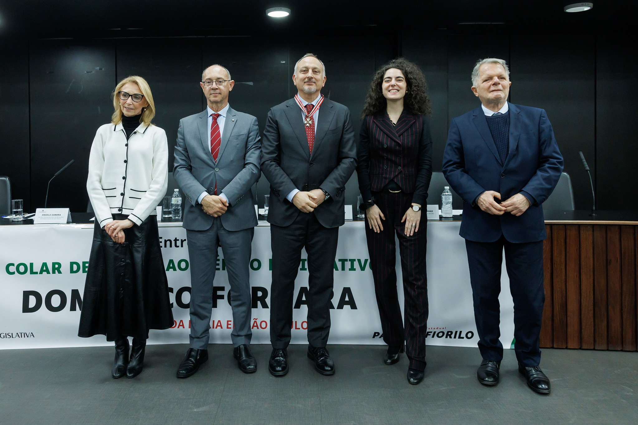 Autoridades reunidas na solenidade<a style='float:right' href='https://www3.al.sp.gov.br/repositorio/noticia/N-06-2026/fg366153.jpg' target=_blank><img src='/_img/material-file-download-white.png' width='14px' alt='Clique para baixar a imagem'></a>