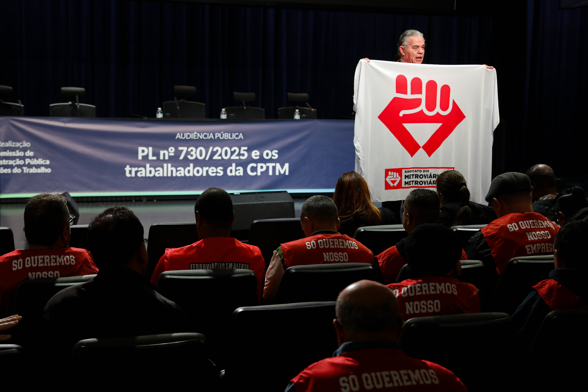 Trabalhadores acompanham audi�ncia na Alesp<a style='float:right;color:#ccc' href='https://www3.al.sp.gov.br/repositorio/noticia/N-06-2026/fg366203.jpg' target=_blank><i class='bi bi-zoom-in'></i> Clique para ver a imagem </a>