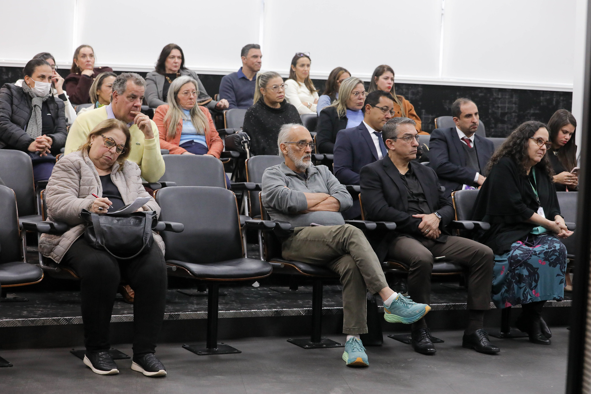 Idosos participam de semin�rio na Alesp<a style='float:right;color:#ccc' href='https://www3.al.sp.gov.br/repositorio/noticia/N-06-2026/fg366274.jpg' target=_blank><i class='bi bi-zoom-in'></i> Clique para ver a imagem </a>