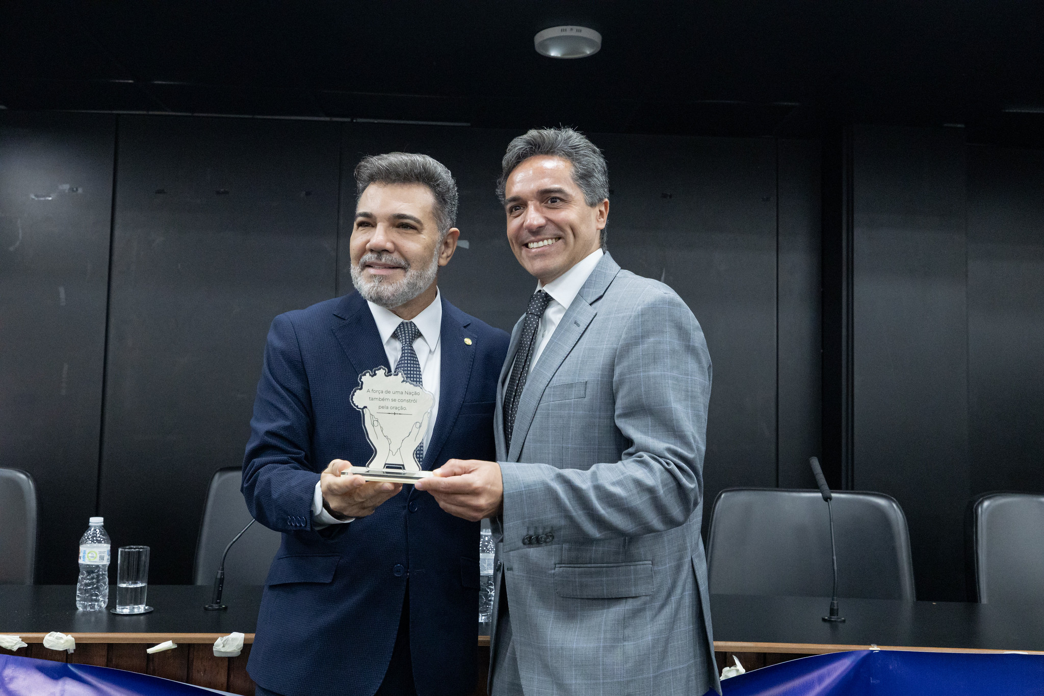 Parlamentares d�o recorda��o aos homenageados<a style='float:right;color:#ccc' href='https://www3.al.sp.gov.br/repositorio/noticia/N-06-2026/fg366314.jpg' target=_blank><i class='bi bi-zoom-in'></i> Clique para ver a imagem </a>