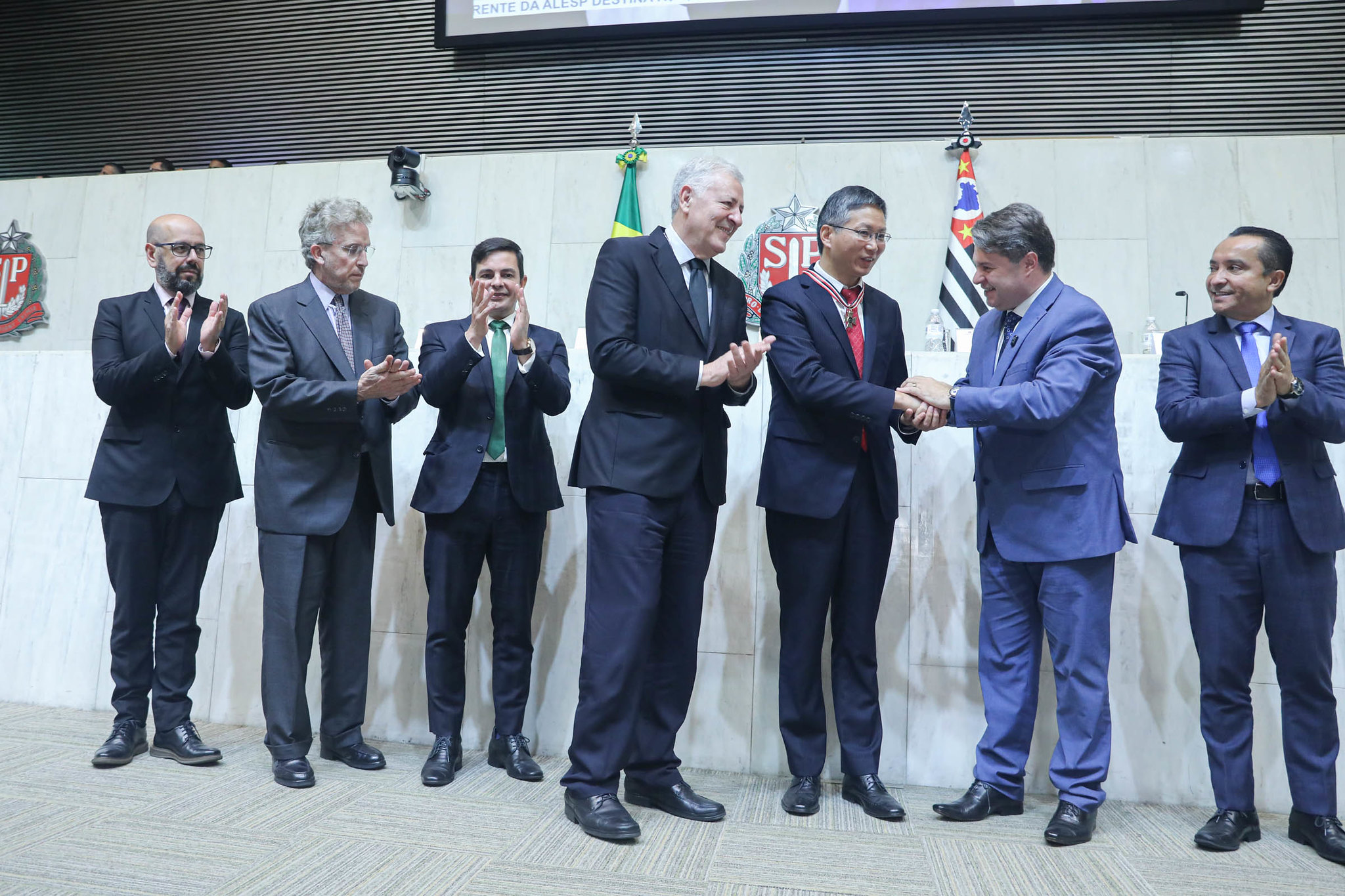 Peng recebe maior honraria da Alesp<a style='float:right;color:#ccc' href='https://www3.al.sp.gov.br/repositorio/noticia/N-06-2026/fg366346.jpg' target=_blank><i class='bi bi-zoom-in'></i> Clique para ver a imagem </a>