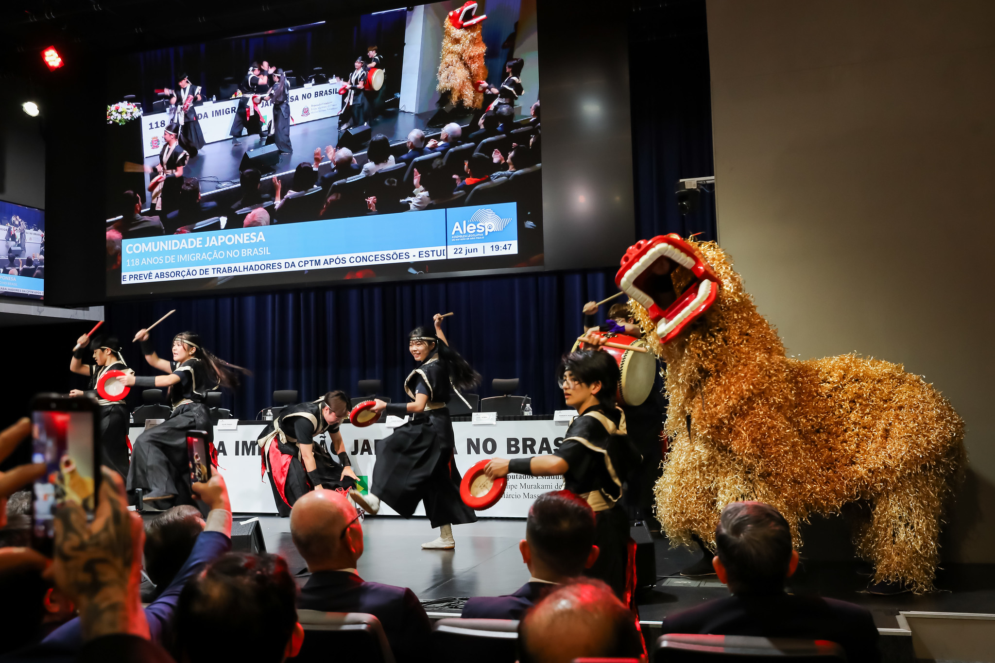 Apresenta��o art�stica de Taiko<a style='float:right;color:#ccc' href='https://www3.al.sp.gov.br/repositorio/noticia/N-06-2026/fg366381.jpg' target=_blank><i class='bi bi-zoom-in'></i> Clique para ver a imagem </a>