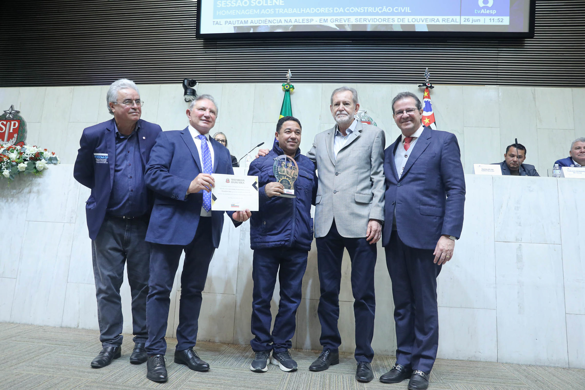 Homenageado, Edson Alves virou mestre de obras <a style='float:right;color:#ccc' href='https://www3.al.sp.gov.br/repositorio/noticia/N-06-2026/fg366549.jpg' target=_blank><i class='bi bi-zoom-in'></i> Clique para ver a imagem </a>