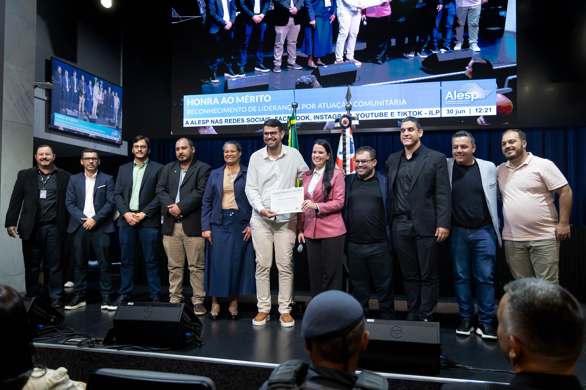 Prefeito de Maraca� tamb�m recebeu certificado<a style='float:right;color:#ccc' href='https://www3.al.sp.gov.br/repositorio/noticia/N-06-2026/fg366612.jpg' target=_blank><i class='bi bi-zoom-in'></i> Clique para ver a imagem </a>