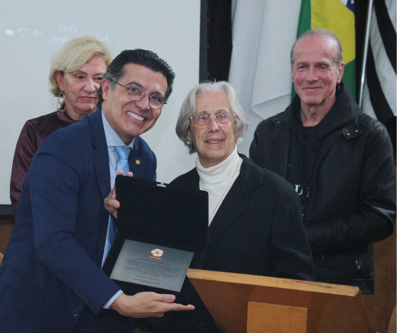 Joaquina - presidente da  APRAESPI - e o deputado<a style='float:right;color:#ccc' href='https://www3.al.sp.gov.br/repositorio/noticia/N-06-2026/fg366616.png' target=_blank><i class='bi bi-zoom-in'></i> Clique para ver a imagem </a>