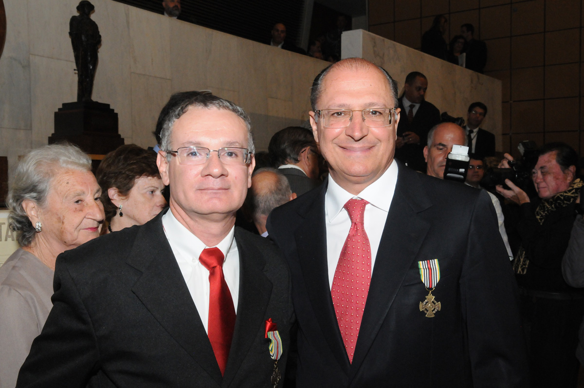 Antonio Sergio Ribeiro e Geraldo Alckmin<a style='float:right;color:#ccc' href='https://www3.al.sp.gov.br/repositorio/noticia/N-07-2012/fg116153.jpg' target=_blank><i class='bi bi-zoom-in'></i> Clique para ver a imagem </a>
