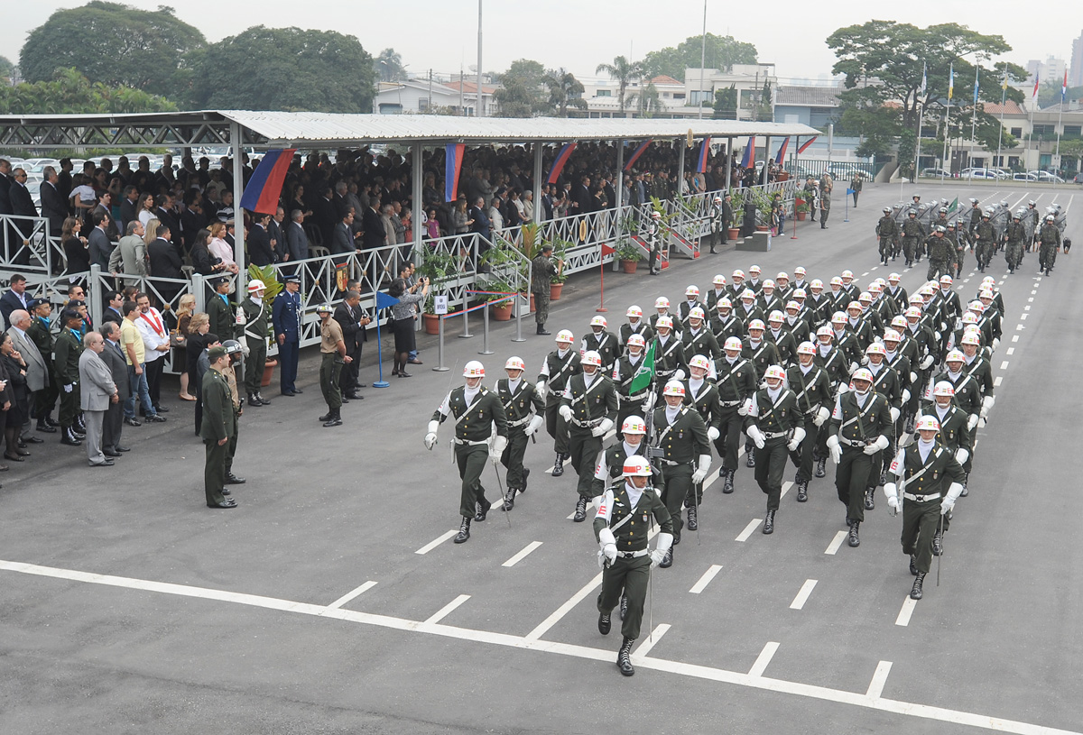 Exrcito Brasileiro presta homenagem ao Parlamento paulista<a style='float:right;color:#ccc' href='https://www3.al.sp.gov.br/repositorio/noticia/N-07-2012/fg116417.jpg' target=_blank><i class='bi bi-zoom-in'></i> Clique para ver a imagem </a>