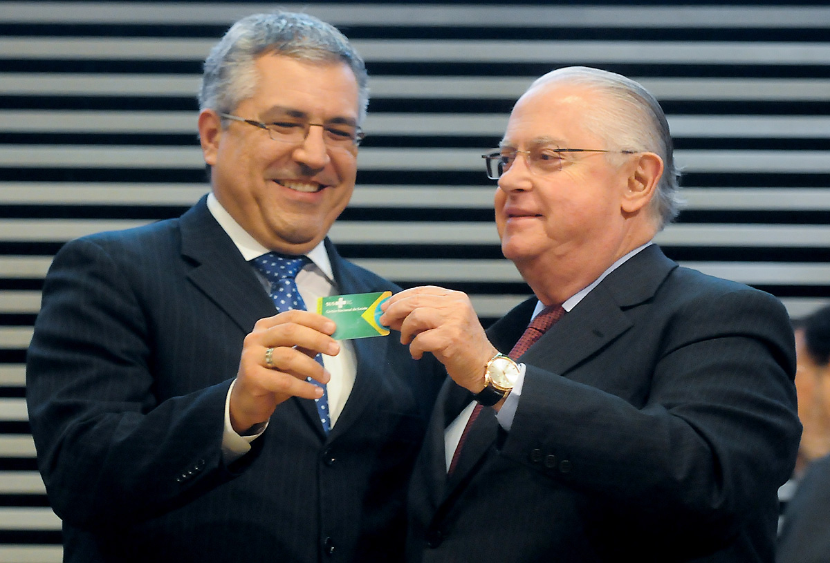 Ministro da Sade, Alexandre Padilha e Barros Munhoz no ltimo dia 15 de junho na Assembleia <a style='float:right;color:#ccc' href='https://www3.al.sp.gov.br/repositorio/noticia/N-07-2012/fg116512.jpg' target=_blank><i class='bi bi-zoom-in'></i> Clique para ver a imagem </a>