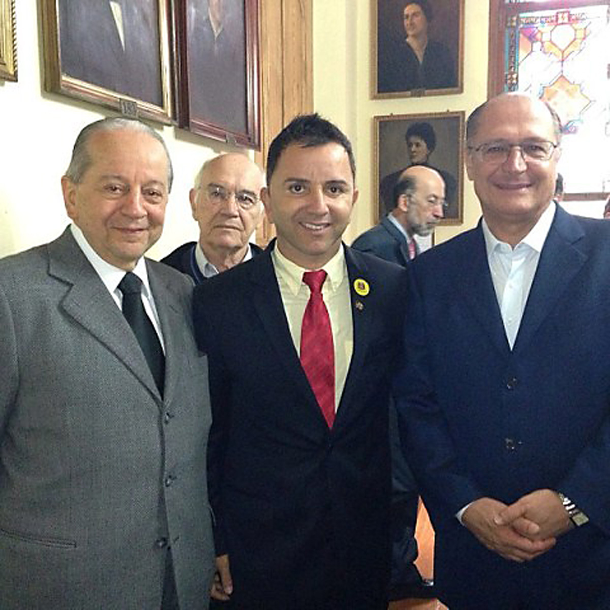 Kalil Abdalla, Luciano Batista e Geraldo Alckmin<a style='float:right;color:#ccc' href='https://www3.al.sp.gov.br/repositorio/noticia/N-07-2013/fg127412.jpg' target=_blank><i class='bi bi-zoom-in'></i> Clique para ver a imagem </a>