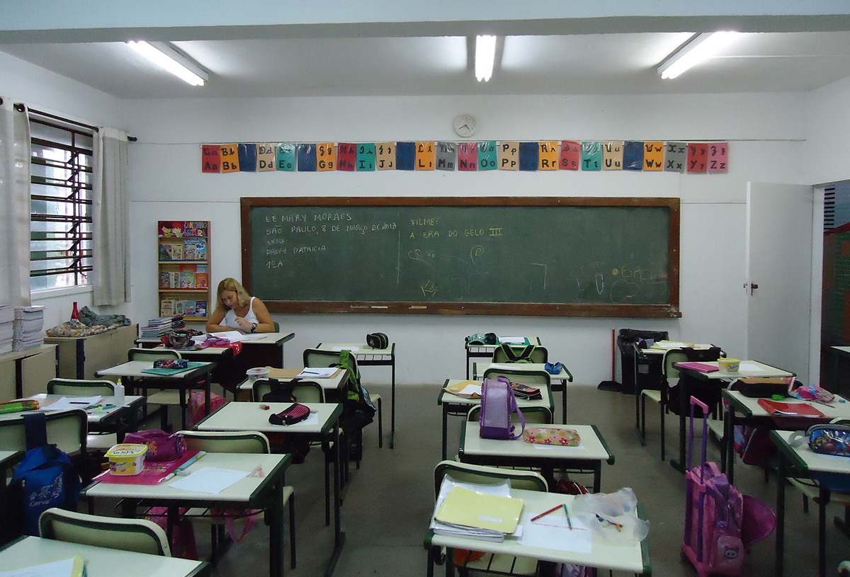 Professora e sala de aula <a style='float:right;color:#ccc' href='https://www3.al.sp.gov.br/repositorio/noticia/N-07-2013/fg127515.jpg' target=_blank><i class='bi bi-zoom-in'></i> Clique para ver a imagem </a>