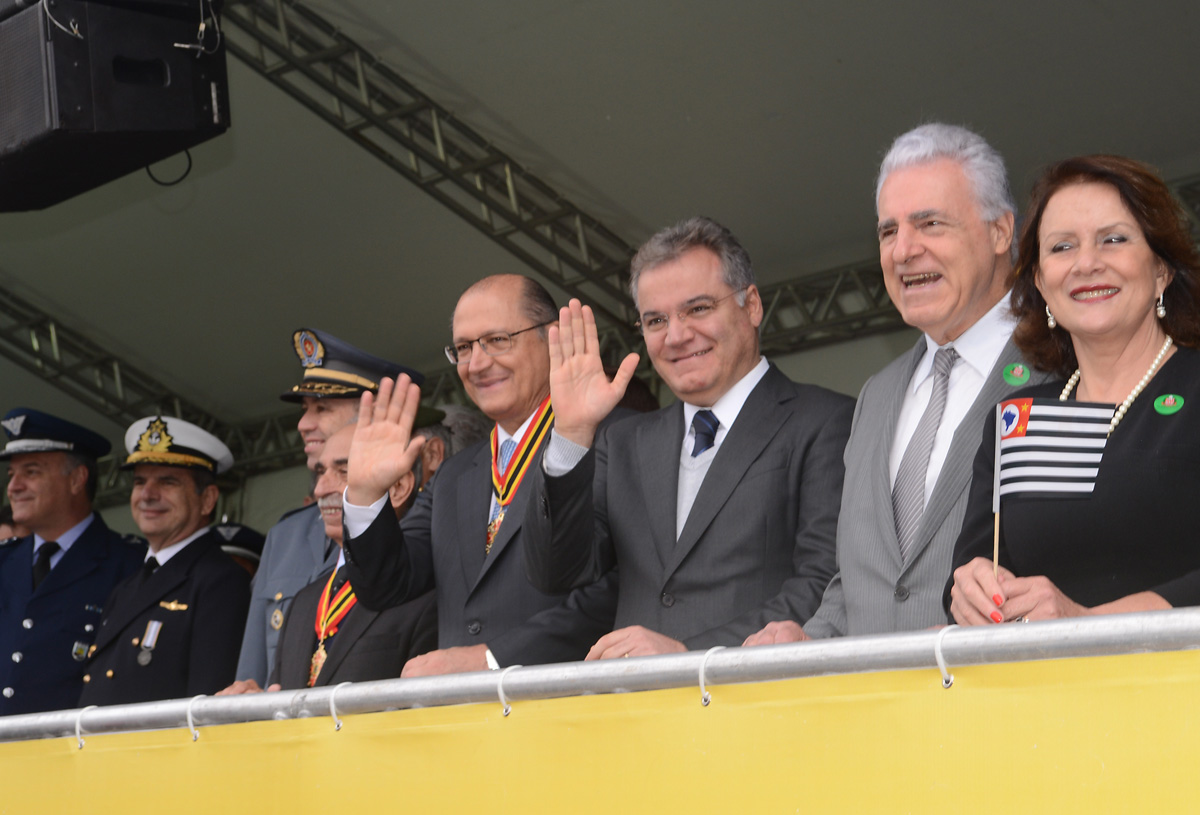 Governador Geraldo Alckmin e presidente Samuel Moreira (ao centro) <a style='float:right;color:#ccc' href='https://www3.al.sp.gov.br/repositorio/noticia/N-07-2013/fg127537.jpg' target=_blank><i class='bi bi-zoom-in'></i> Clique para ver a imagem </a>