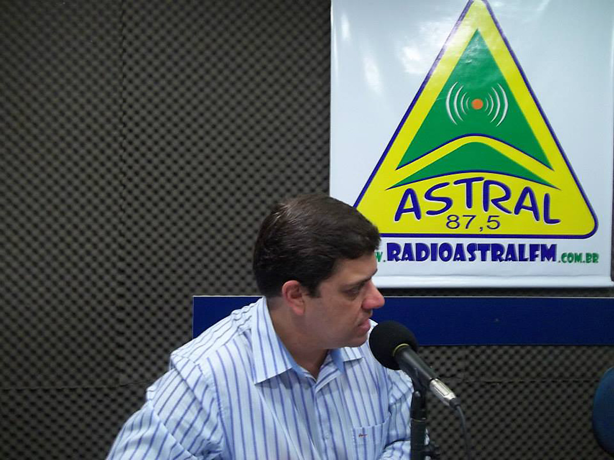 Marcos Neves na rdio Astral FM<a style='float:right;color:#ccc' href='https://www3.al.sp.gov.br/repositorio/noticia/N-07-2013/fg127650.jpg' target=_blank><i class='bi bi-zoom-in'></i> Clique para ver a imagem </a>