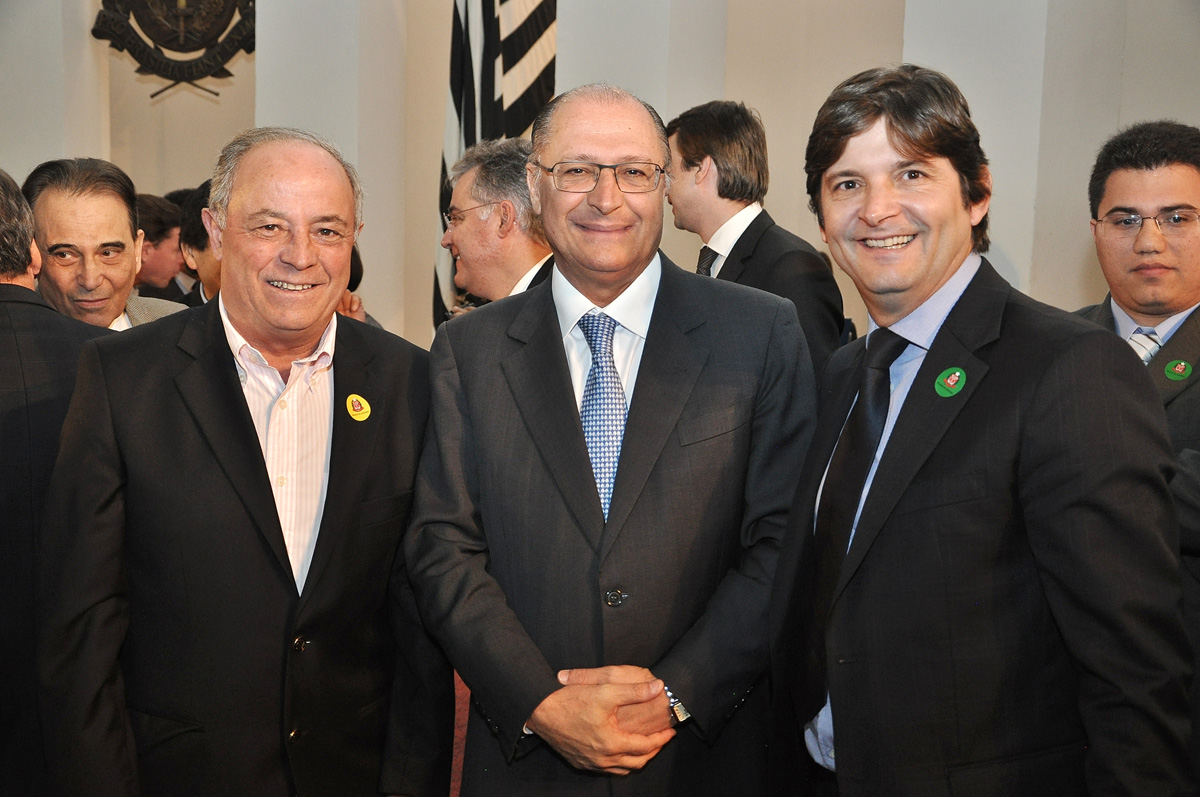 Abel Larini, Geraldo Alckmin e Andr do Prado<a style='float:right;color:#ccc' href='https://www3.al.sp.gov.br/repositorio/noticia/N-07-2013/fg127761.jpg' target=_blank><i class='bi bi-zoom-in'></i> Clique para ver a imagem </a>