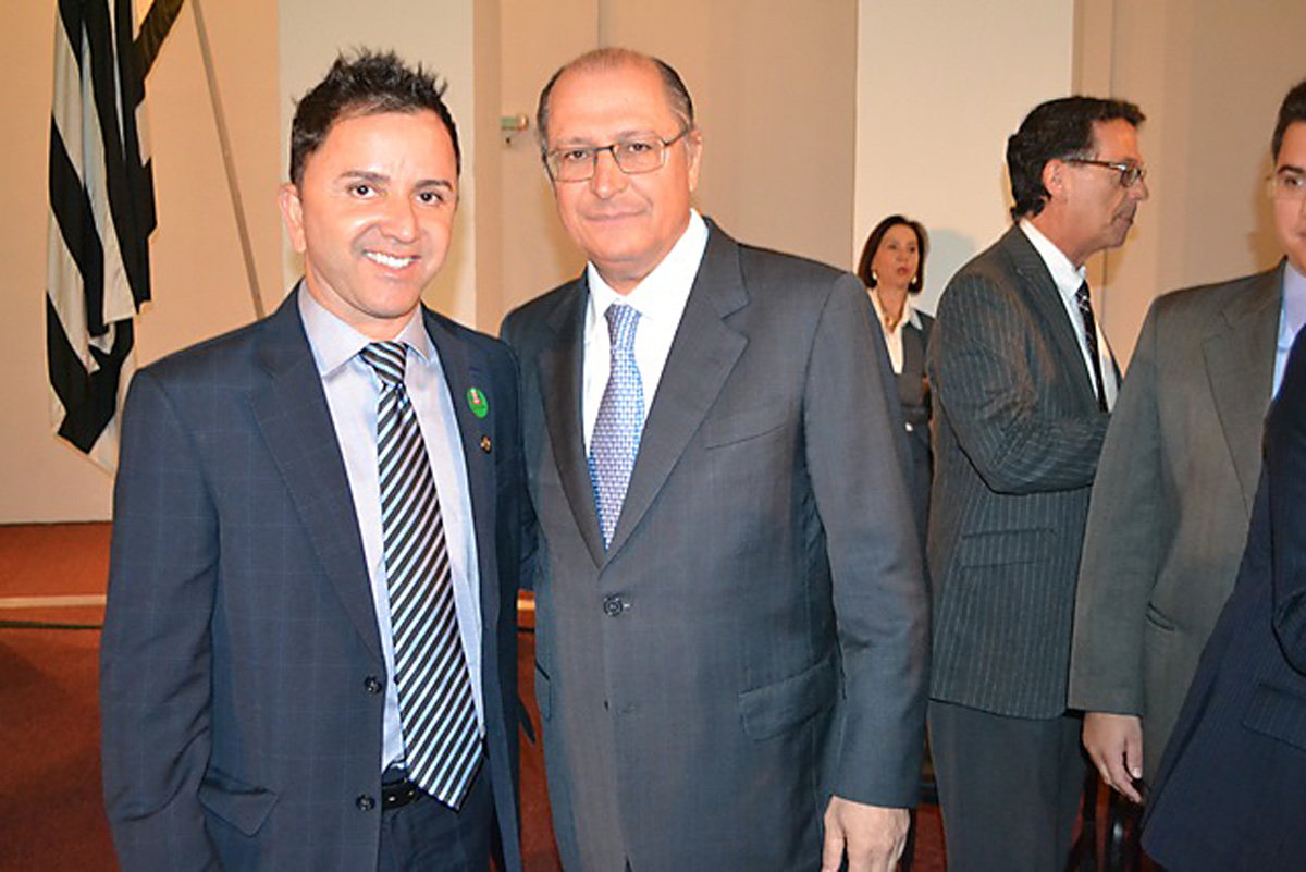 Luciano Batista e Geraldo Alckmin<a style='float:right;color:#ccc' href='https://www3.al.sp.gov.br/repositorio/noticia/N-07-2013/fg127790.jpg' target=_blank><i class='bi bi-zoom-in'></i> Clique para ver a imagem </a>