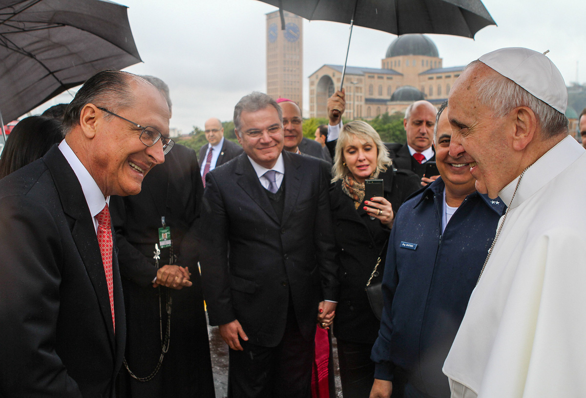 Geraldo Alckmin cumprimenta o papa Francisco, observado por Samuel Moreira (ao centro)<a style='float:right;color:#ccc' href='https://www3.al.sp.gov.br/repositorio/noticia/N-07-2013/fg127867.jpg' target=_blank><i class='bi bi-zoom-in'></i> Clique para ver a imagem </a>