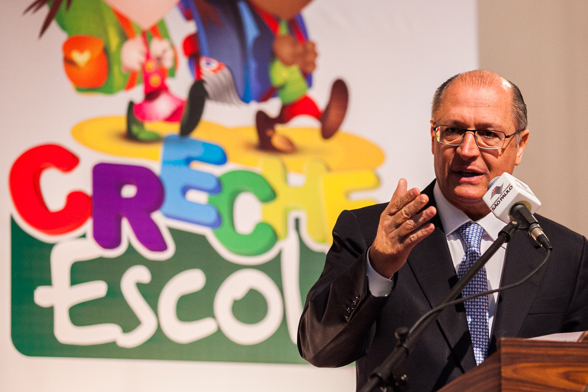 Geraldo Alckmin discursa durante celebrao de convnios<a style='float:right;color:#ccc' href='https://www3.al.sp.gov.br/repositorio/noticia/N-07-2013/fg127929.jpg' target=_blank><i class='bi bi-zoom-in'></i> Clique para ver a imagem </a>