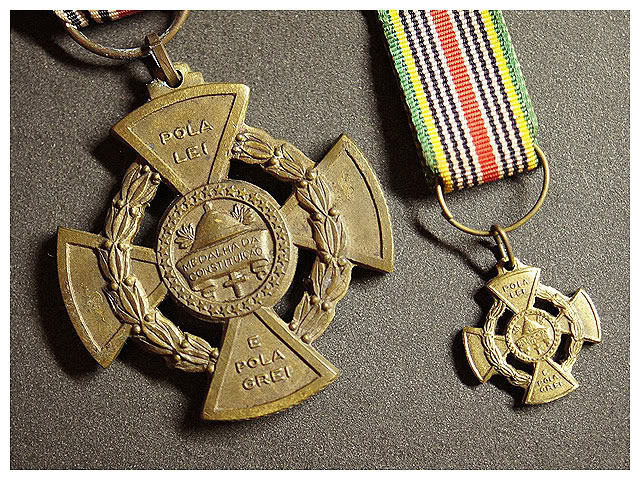 Medalhas da Constituio<a style='float:right;color:#ccc' href='https://www3.al.sp.gov.br/repositorio/noticia/N-07-2015/fg172779.jpg' target=_blank><i class='bi bi-zoom-in'></i> Clique para ver a imagem </a>