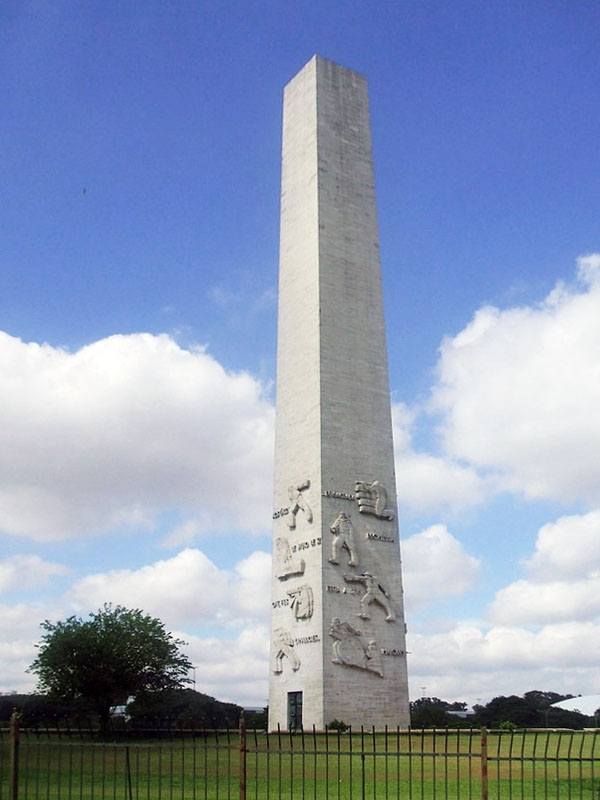 Obelisco em homenagem ao soldado constitucionalista<a style='float:right;color:#ccc' href='https://www3.al.sp.gov.br/repositorio/noticia/N-07-2015/fg172829.jpg' target=_blank><i class='bi bi-zoom-in'></i> Clique para ver a imagem </a>