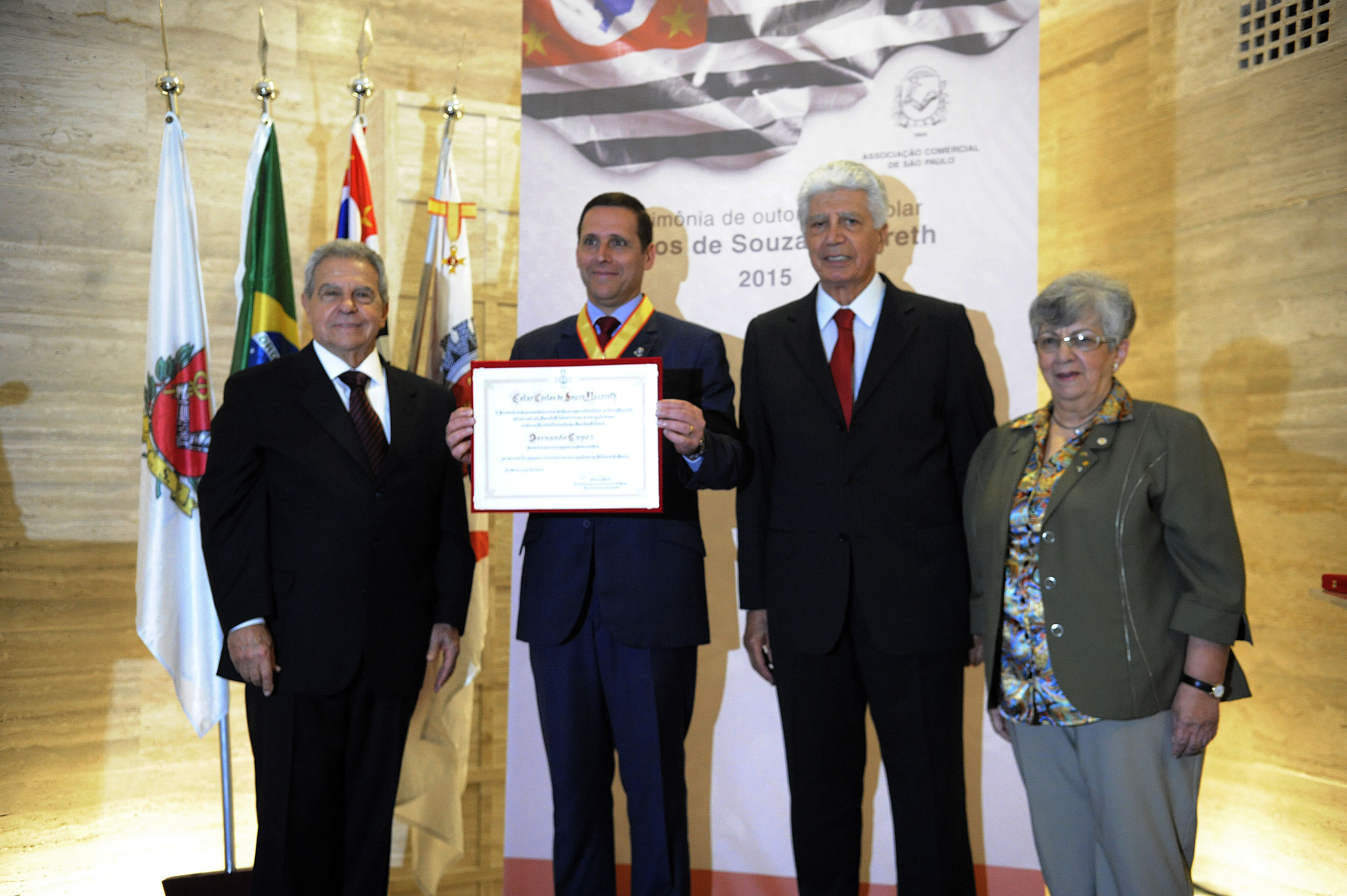 Presidente Fernando Capez exibe diploma de honraria<a style='float:right;color:#ccc' href='https://www3.al.sp.gov.br/repositorio/noticia/N-07-2015/fg172944.jpg' target=_blank><i class='bi bi-zoom-in'></i> Clique para ver a imagem </a>
