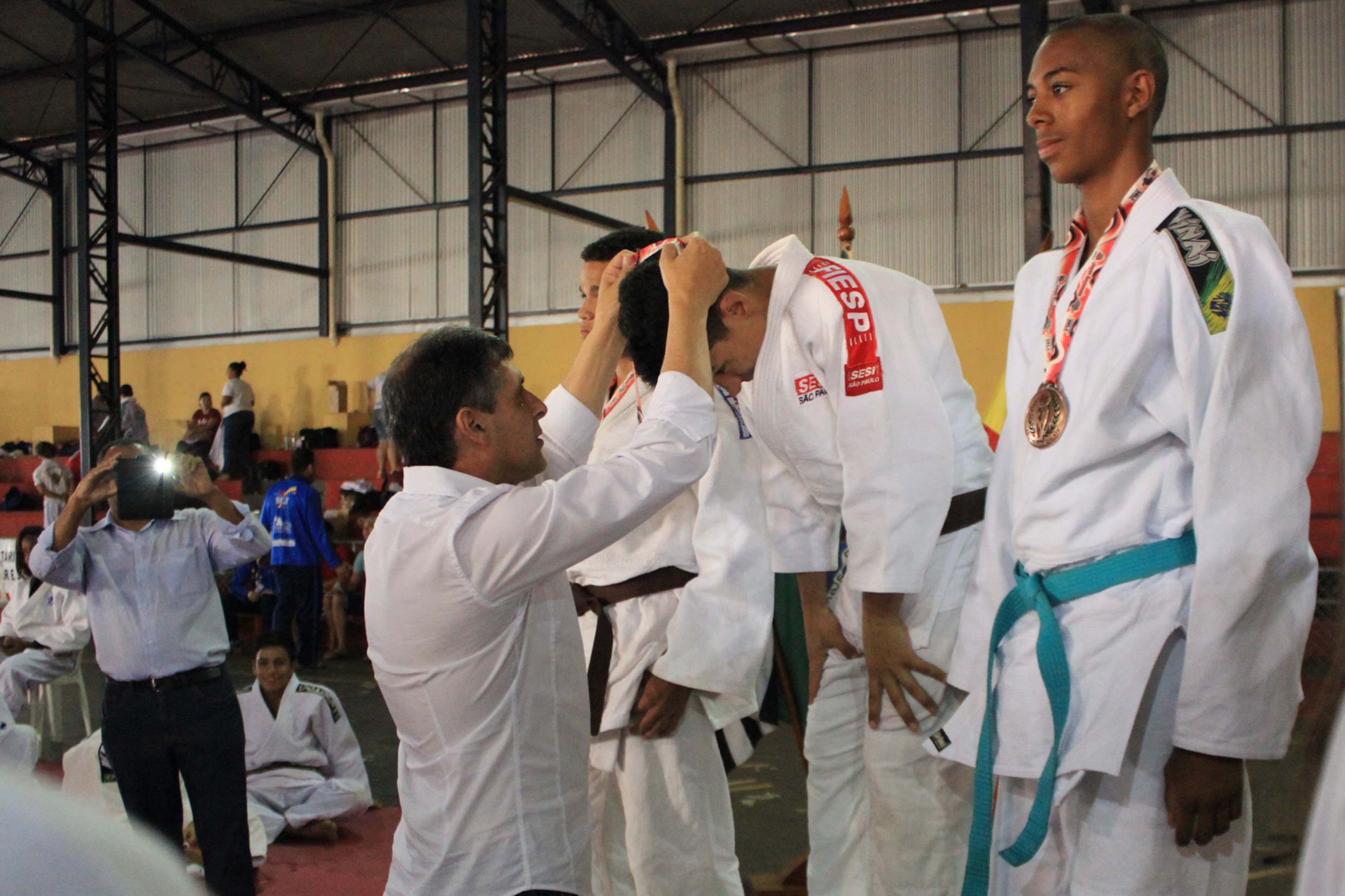 Sebastio Santos entrega medalhas aos participantes <a style='float:right;color:#ccc' href='https://www3.al.sp.gov.br/repositorio/noticia/N-07-2015/fg172987.jpg' target=_blank><i class='bi bi-zoom-in'></i> Clique para ver a imagem </a>