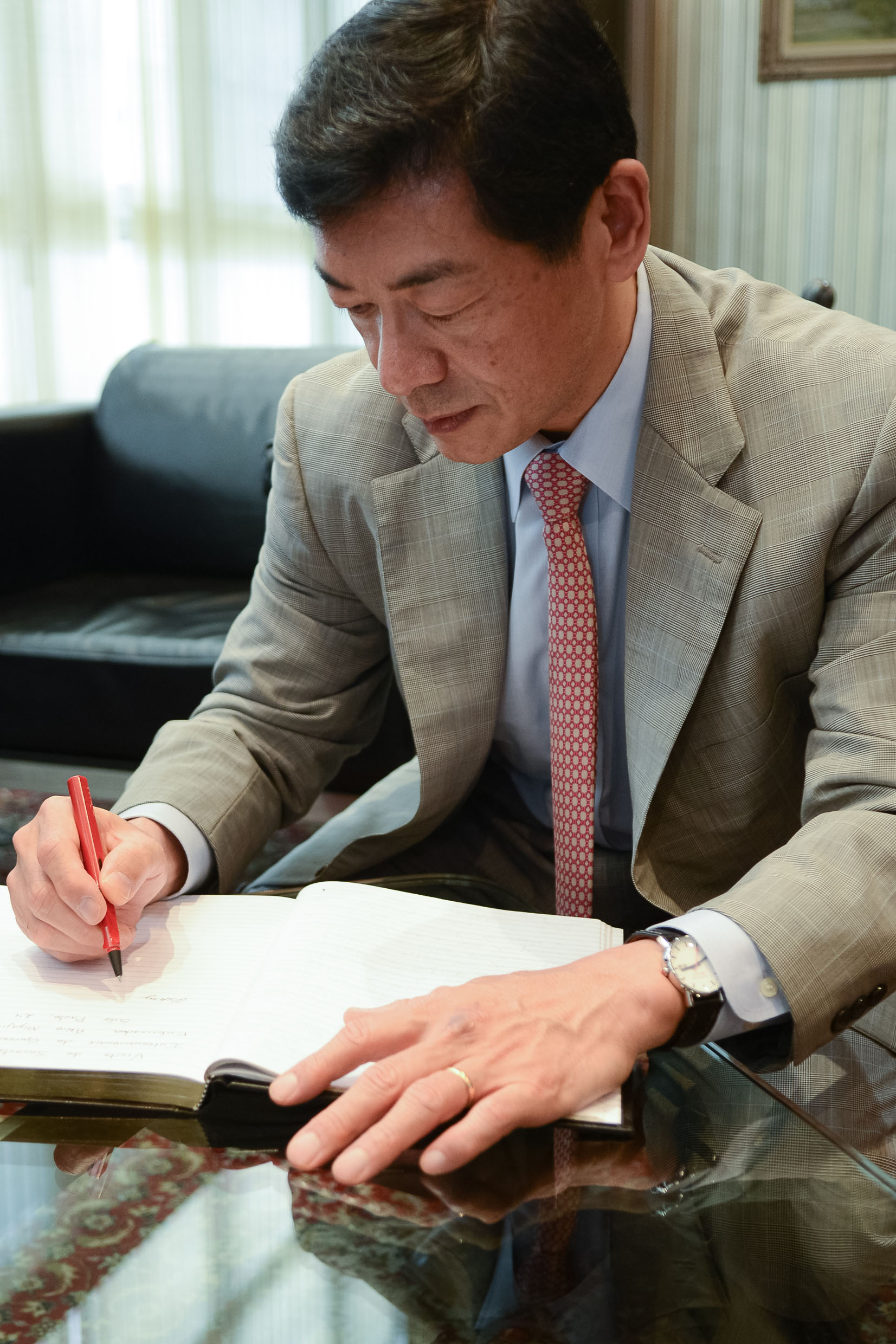 Secretrio de Assuntos Internacionais de Tquio, embaixador Akio Miyajima<a style='float:right;color:#ccc' href='https://www3.al.sp.gov.br/repositorio/noticia/N-07-2015/fg173105.jpg' target=_blank><i class='bi bi-zoom-in'></i> Clique para ver a imagem </a>