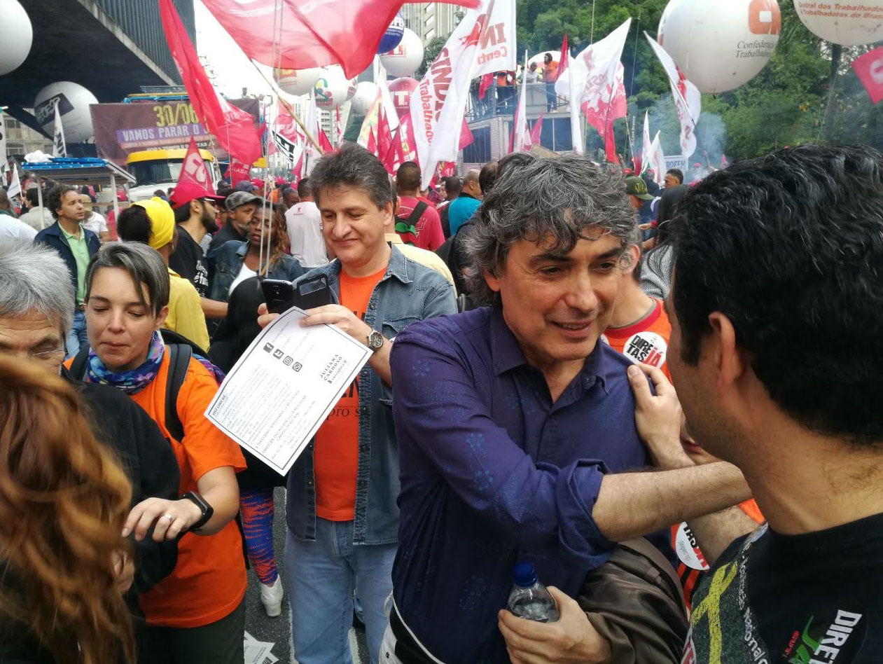 Carlos Giannazi durante a greve geral<a style='float:right;color:#ccc' href='https://www3.al.sp.gov.br/repositorio/noticia/N-07-2017/fg204919.jpg' target=_blank><i class='bi bi-zoom-in'></i> Clique para ver a imagem </a>