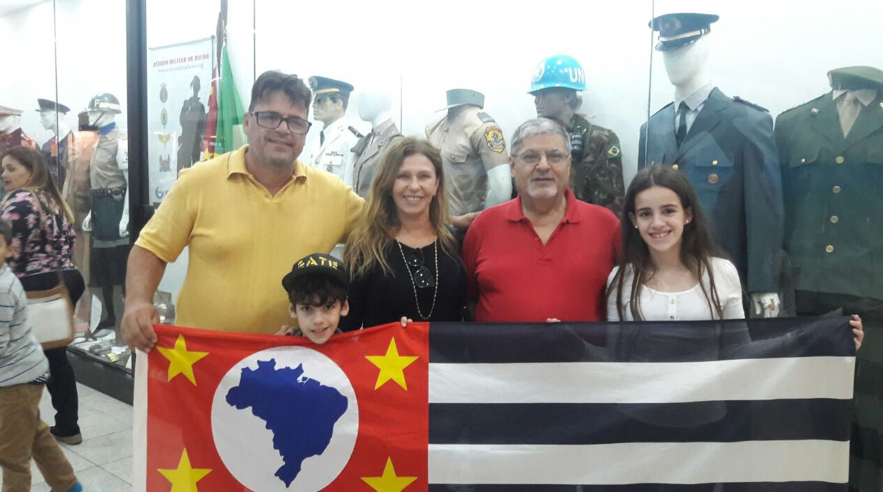 Pedro Tobias e sua esposa Juliana visitam exposio militar em Bauru<a style='float:right;color:#ccc' href='https://www3.al.sp.gov.br/repositorio/noticia/N-07-2017/fg204941.jpg' target=_blank><i class='bi bi-zoom-in'></i> Clique para ver a imagem </a>