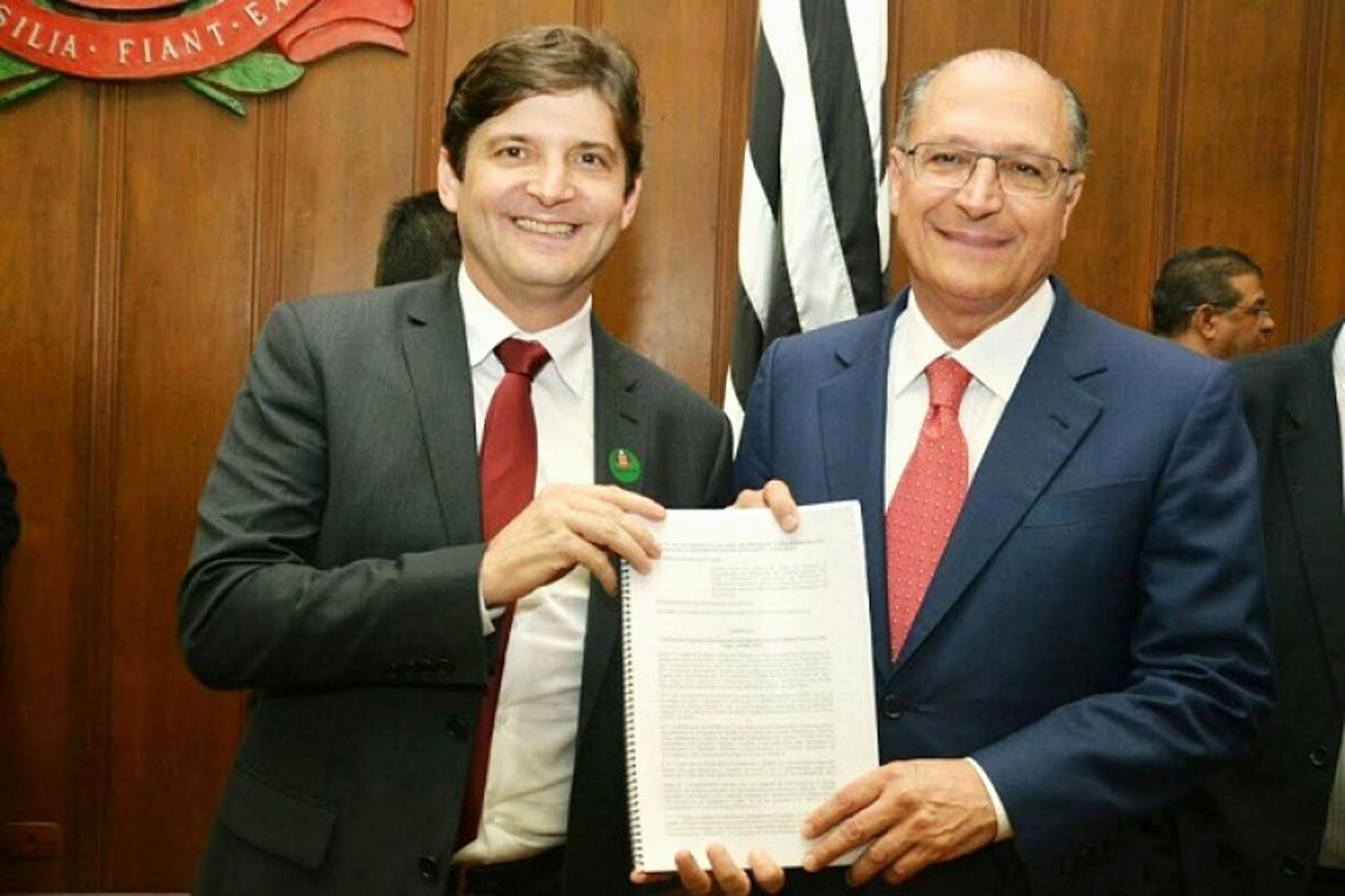 Andr do Prado e Geraldo Alckmin<a style='float:right;color:#ccc' href='https://www3.al.sp.gov.br/repositorio/noticia/N-07-2017/fg205243.jpg' target=_blank><i class='bi bi-zoom-in'></i> Clique para ver a imagem </a>