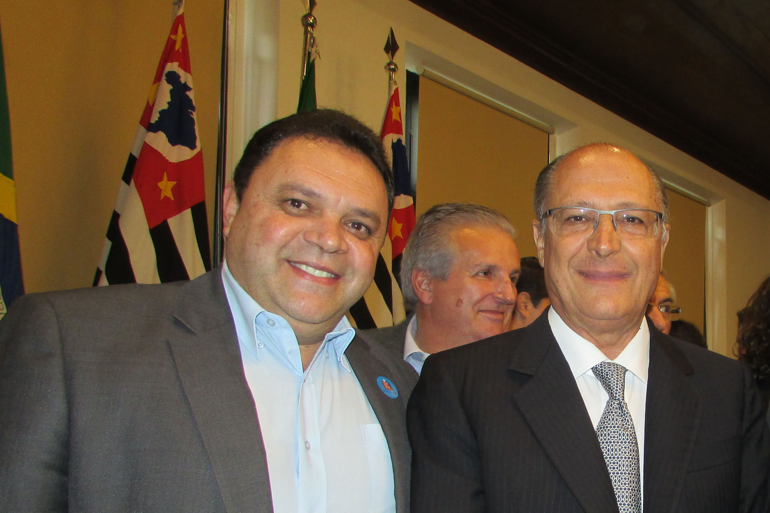Marcos Damasio e Geraldo Alckmin<a style='float:right;color:#ccc' href='https://www3.al.sp.gov.br/repositorio/noticia/N-07-2017/fg205504.jpg' target=_blank><i class='bi bi-zoom-in'></i> Clique para ver a imagem </a>