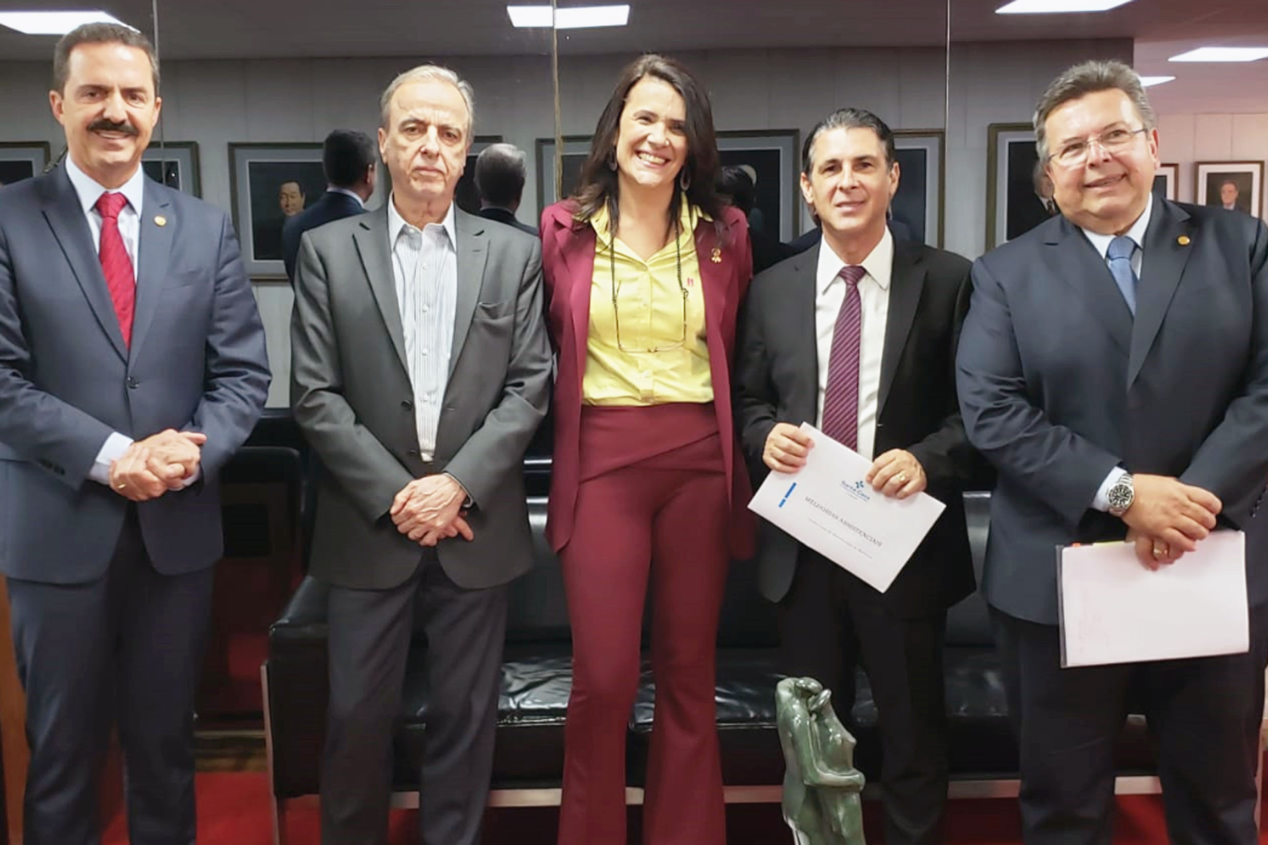 Valeria Bolsonaro (ao centro)<a style='float:right;color:#ccc' href='https://www3.al.sp.gov.br/repositorio/noticia/N-07-2019/fg236551.jpg' target=_blank><i class='bi bi-zoom-in'></i> Clique para ver a imagem </a>