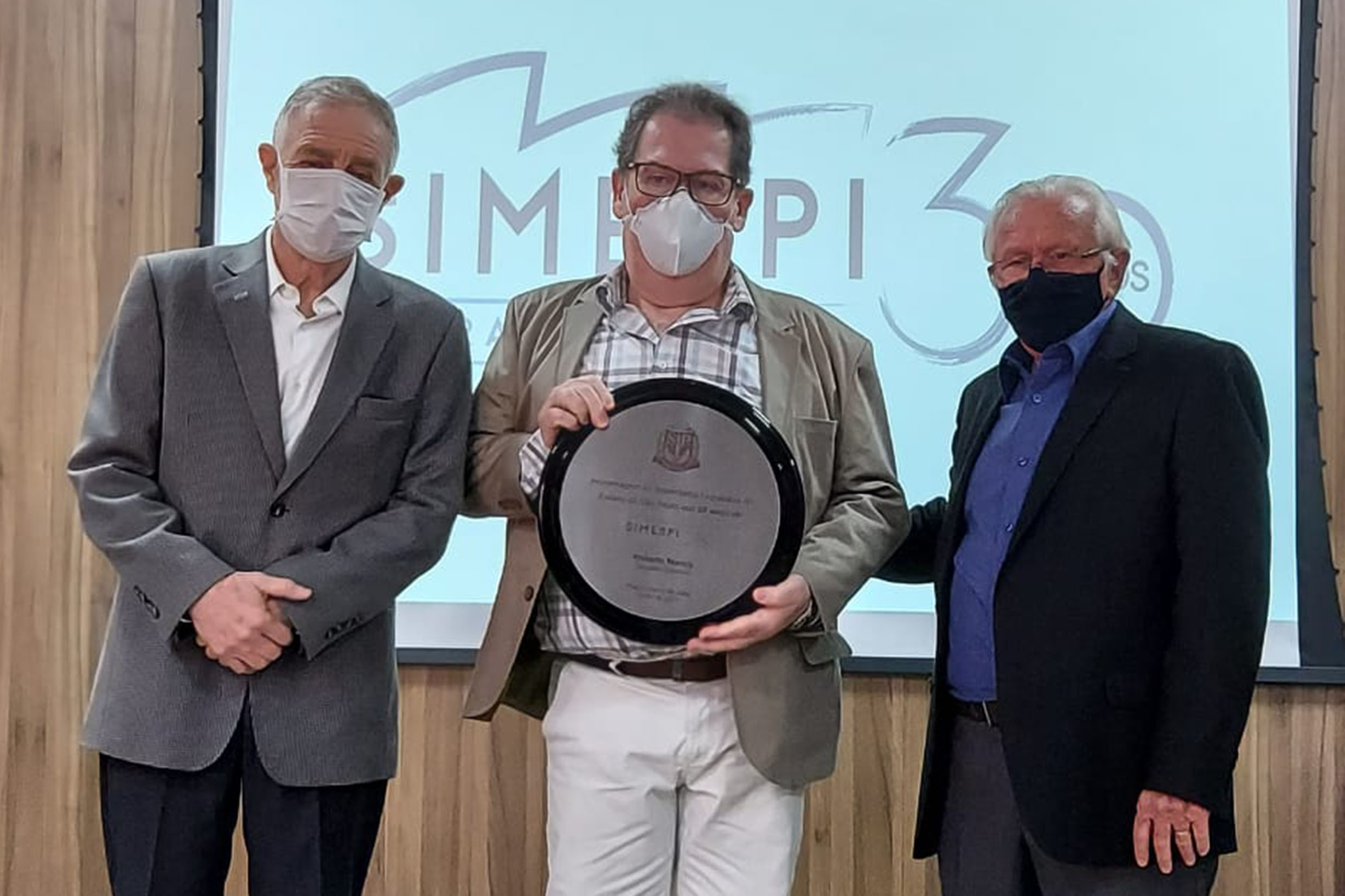 Roberto Morais, entre Euclides Libardi e Roberto Tadeu Chamma, entrega placa em homenagem ao Simespi <a style='float:right;color:#ccc' href='https://www3.al.sp.gov.br/repositorio/noticia/N-07-2021/fg270388.jpg' target=_blank><i class='bi bi-zoom-in'></i> Clique para ver a imagem </a>