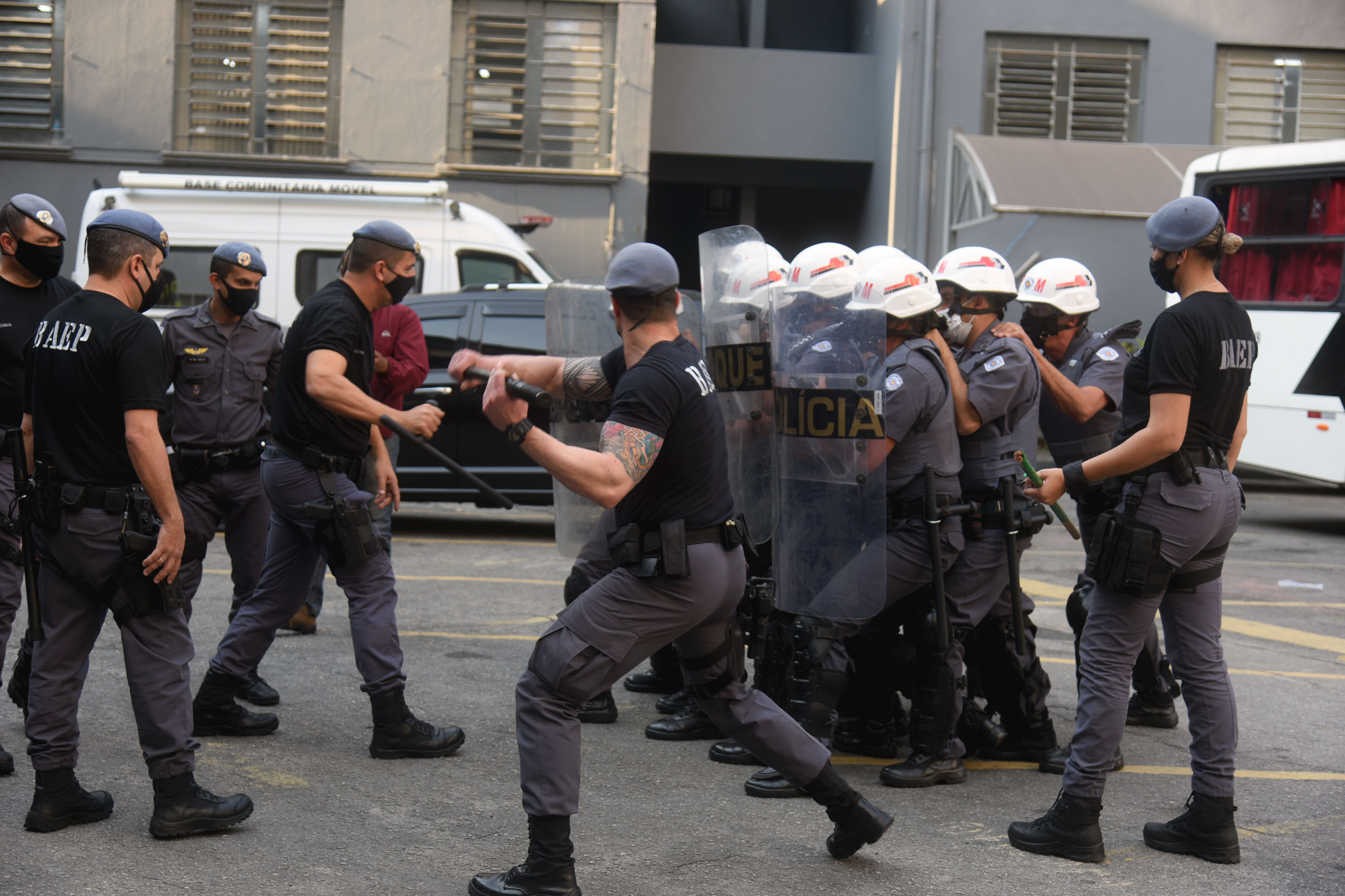 Treinamento de conteno de multides para a Polcia Militar da Alesp<a style='float:right;color:#ccc' href='https://www3.al.sp.gov.br/repositorio/noticia/N-07-2021/fg270919.jpg' target=_blank><i class='bi bi-zoom-in'></i> Clique para ver a imagem </a>