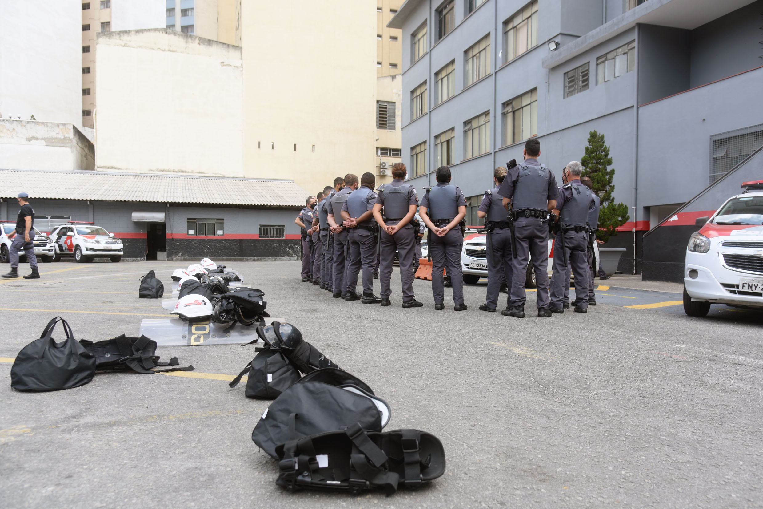 Treinamento de contenção de multidões para a Polícia<a style='float:right;color:#ccc' href='https://www3.al.sp.gov.br/repositorio/noticia/N-07-2021/fg270921.jpg' target=_blank><i class='bi bi-zoom-in'></i> Clique para ver a imagem </a>