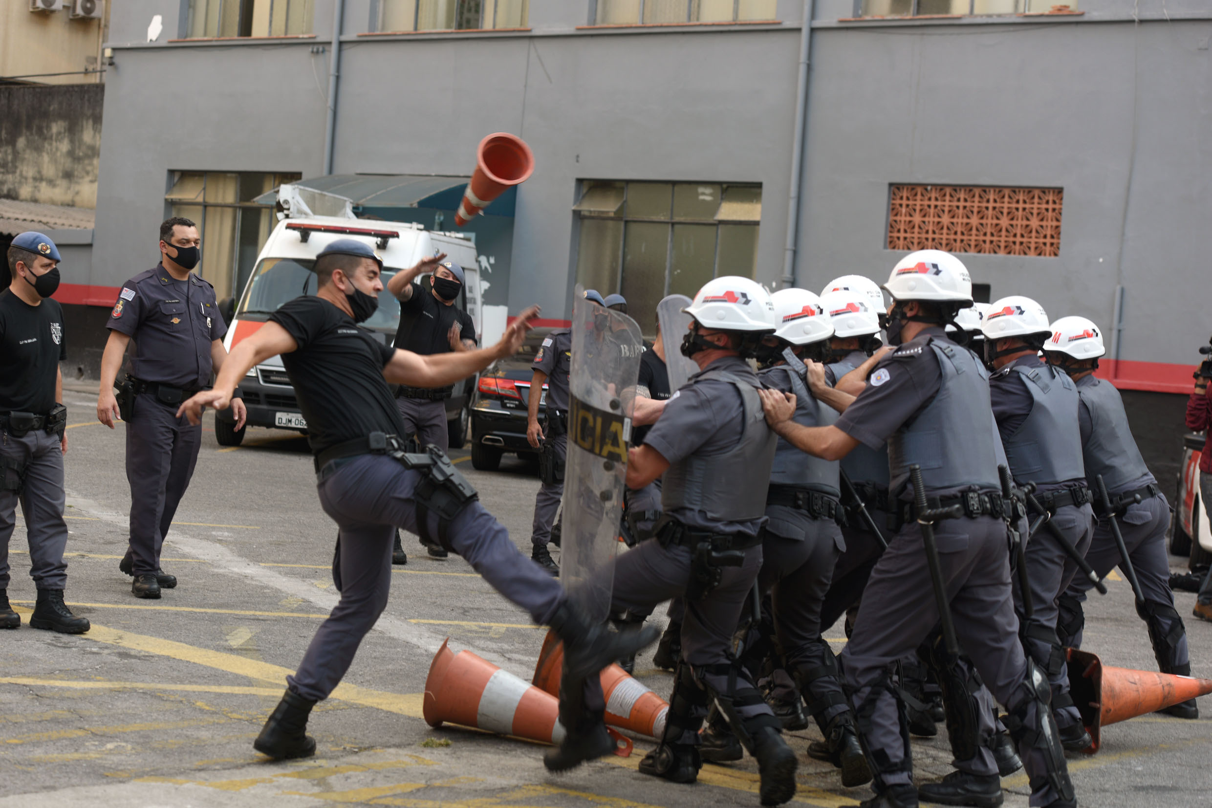 Treinamento de contenção de multidões para a Polícia<a style='float:right;color:#ccc' href='https://www3.al.sp.gov.br/repositorio/noticia/N-07-2021/fg270924.jpg' target=_blank><i class='bi bi-zoom-in'></i> Clique para ver a imagem </a>