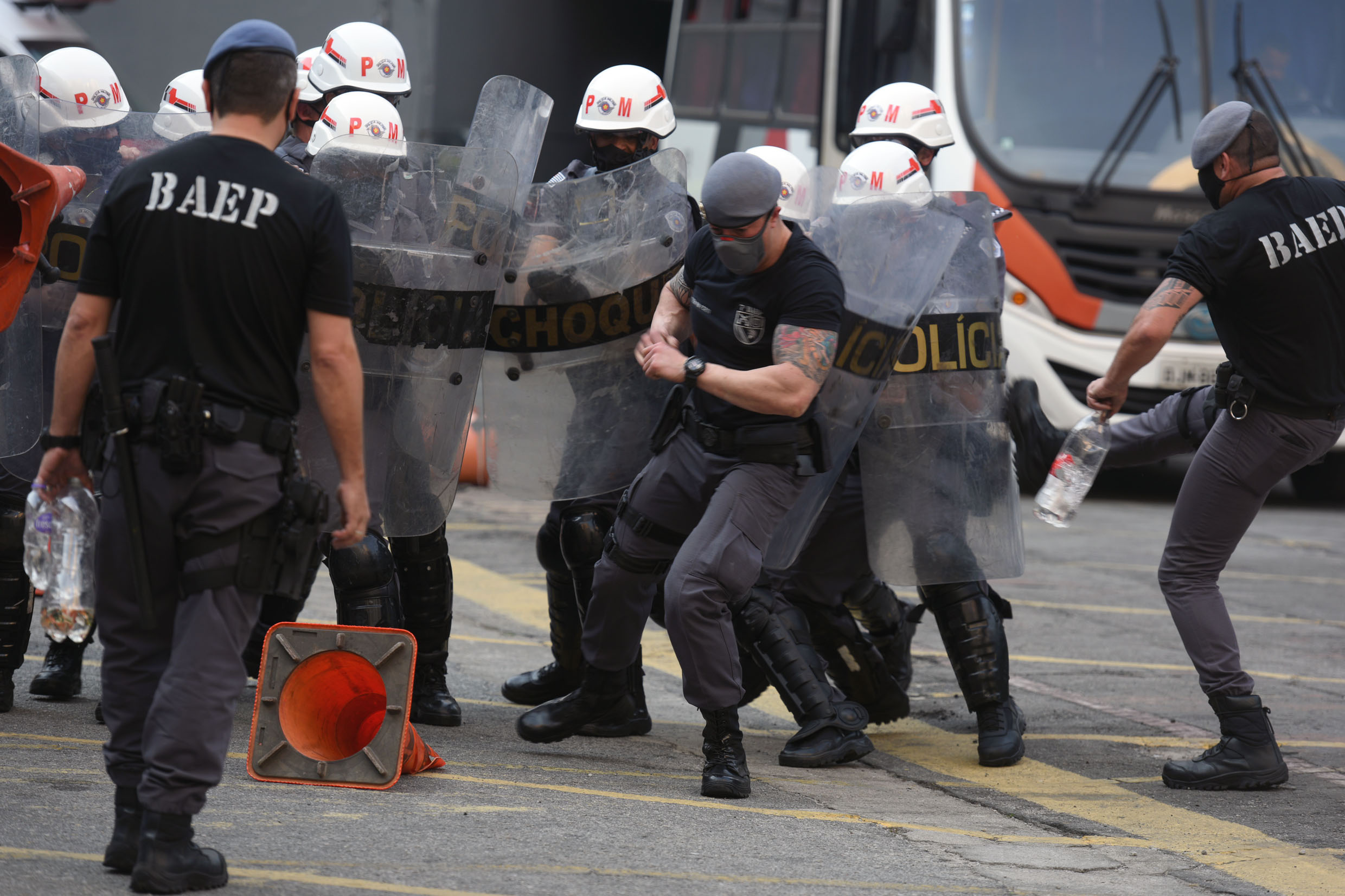 Treinamento de contenção de multidões para a Polícia<a style='float:right;color:#ccc' href='https://www3.al.sp.gov.br/repositorio/noticia/N-07-2021/fg270935.jpg' target=_blank><i class='bi bi-zoom-in'></i> Clique para ver a imagem </a>