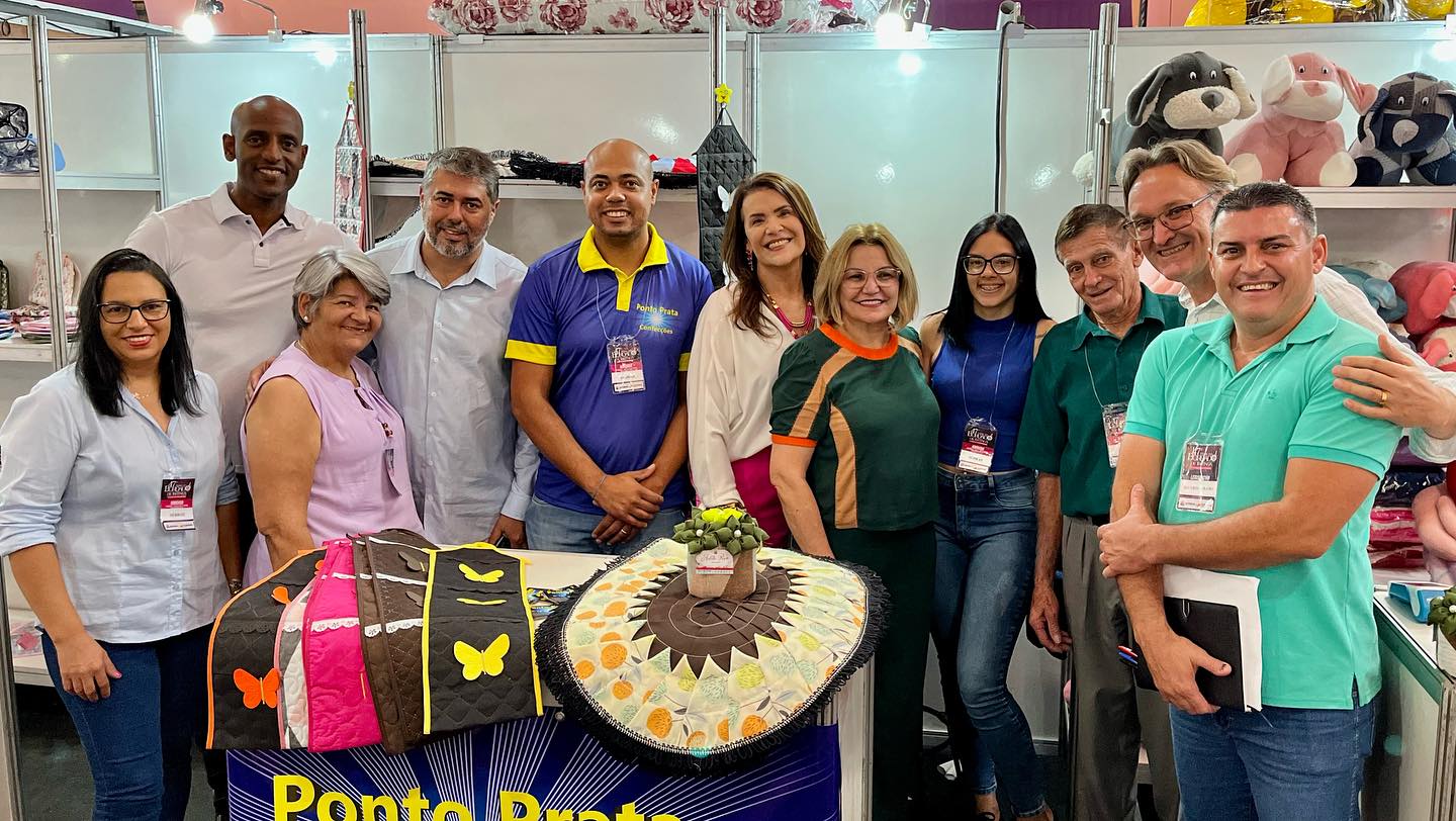Valria Bolsonaro na 47 Festa do Bordado<a style='float:right;color:#ccc' href='https://www3.al.sp.gov.br/repositorio/noticia/N-07-2023/fg305361.jpg' target=_blank><i class='bi bi-zoom-in'></i> Clique para ver a imagem </a>
