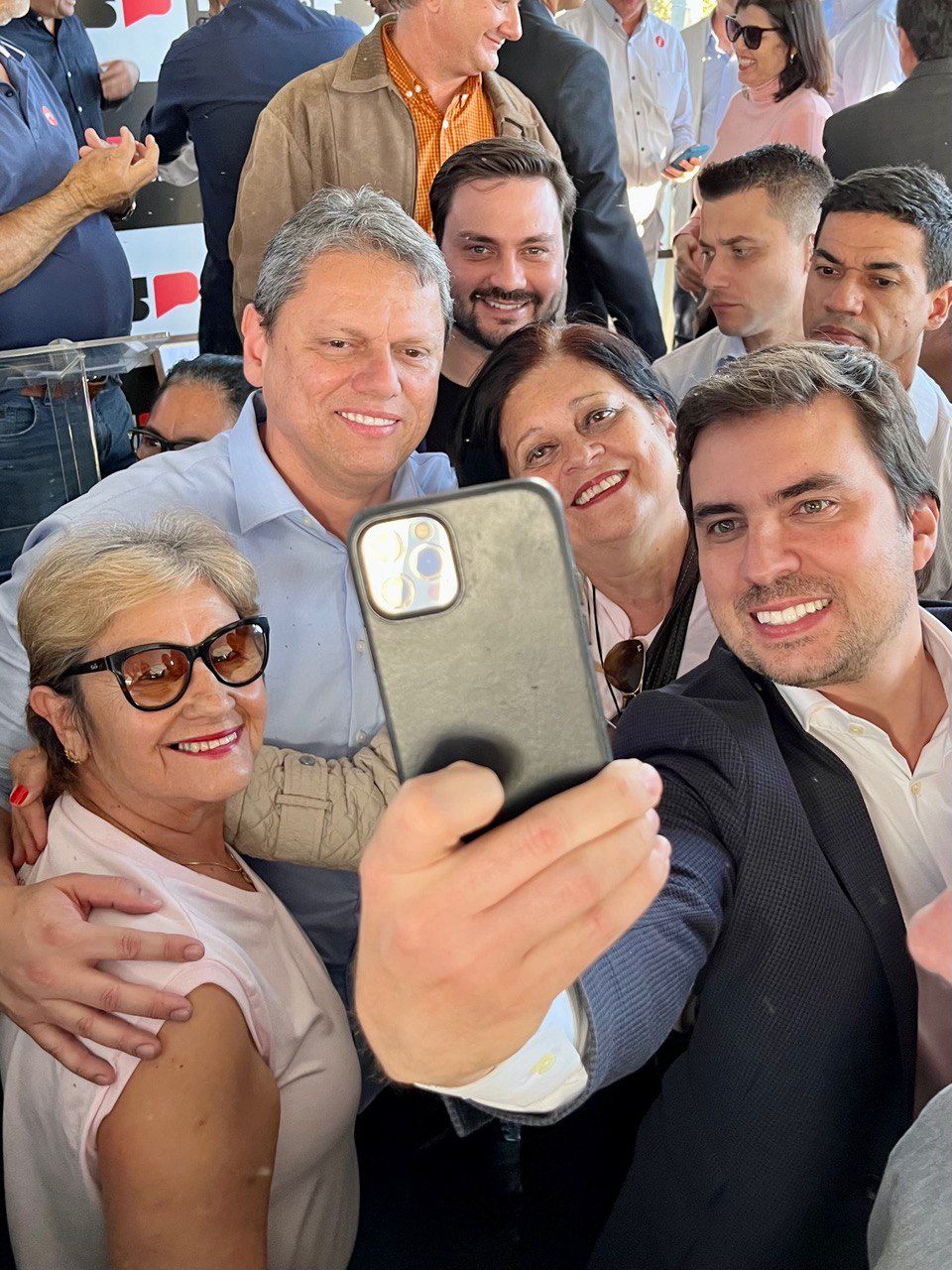 Vinicius Camarinha e Tarcsio de Freitas<a style='float:right;color:#ccc' href='https://www3.al.sp.gov.br/repositorio/noticia/N-07-2023/fg305461.jpg' target=_blank><i class='bi bi-zoom-in'></i> Clique para ver a imagem </a>