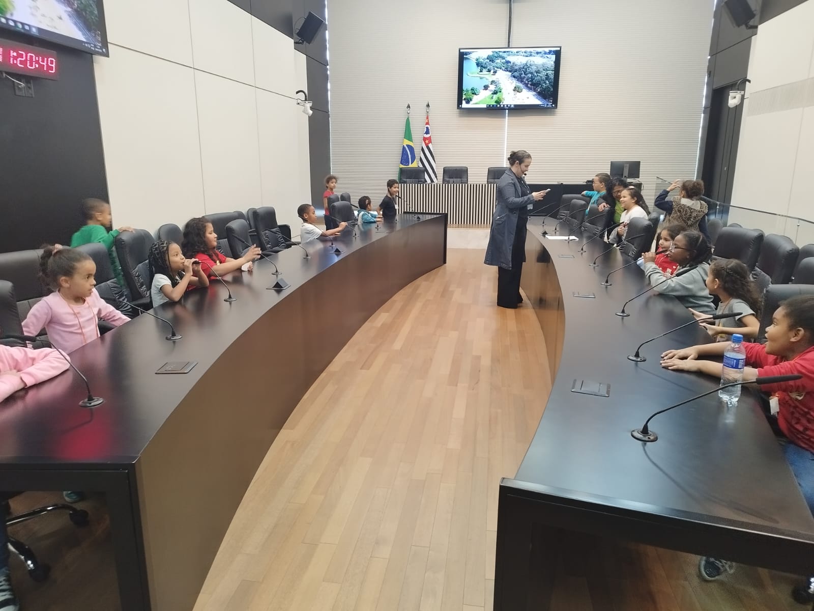 Visitas monitoradas no Parlamento<a style='float:right;color:#ccc' href='https://www3.al.sp.gov.br/repositorio/noticia/N-07-2023/fg305726.jpeg' target=_blank><i class='bi bi-zoom-in'></i> Clique para ver a imagem </a>
