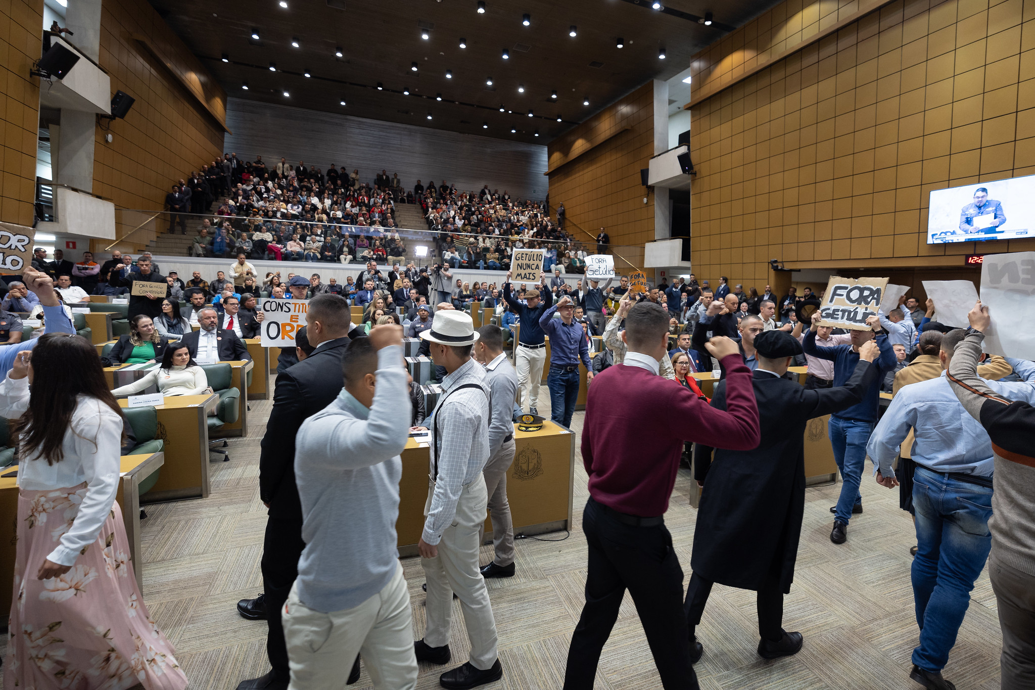 Encenações teatrais sobre a Revolução de 32<a style='float:right;color:#ccc' href='https://www3.al.sp.gov.br/repositorio/noticia/N-07-2024/fg330483.jpg' target=_blank><i class='bi bi-zoom-in'></i> Clique para ver a imagem </a>