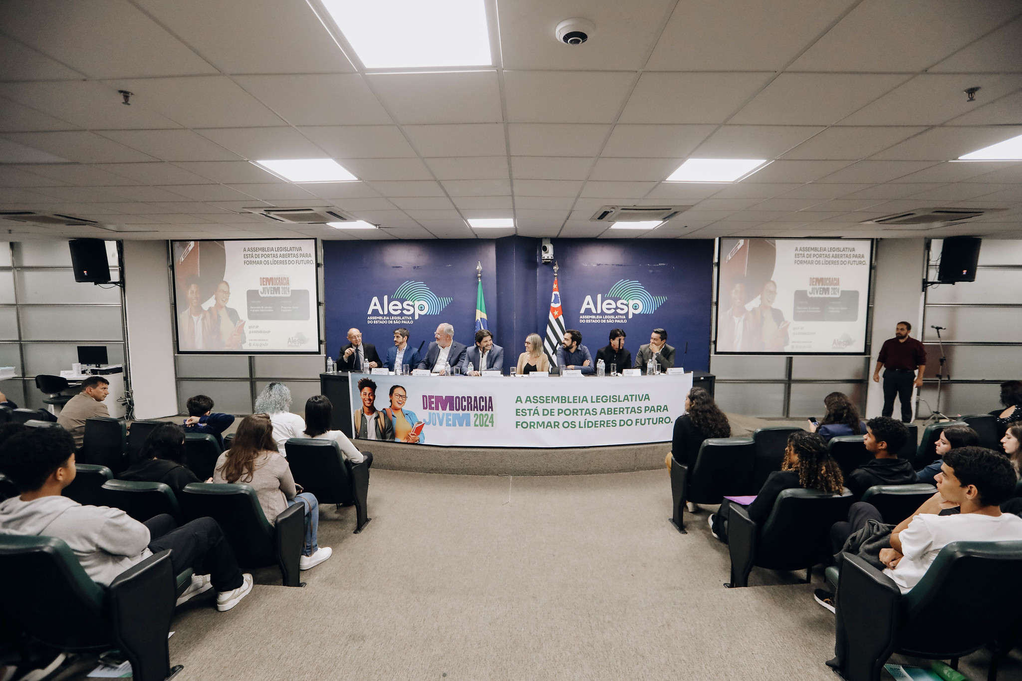 Democracia Jovem aproxima a juventude da Alesp<a style='float:right;color:#ccc' href='https://www3.al.sp.gov.br/repositorio/noticia/N-07-2024/fg330579.jpg' target=_blank><i class='bi bi-zoom-in'></i> Clique para ver a imagem </a>