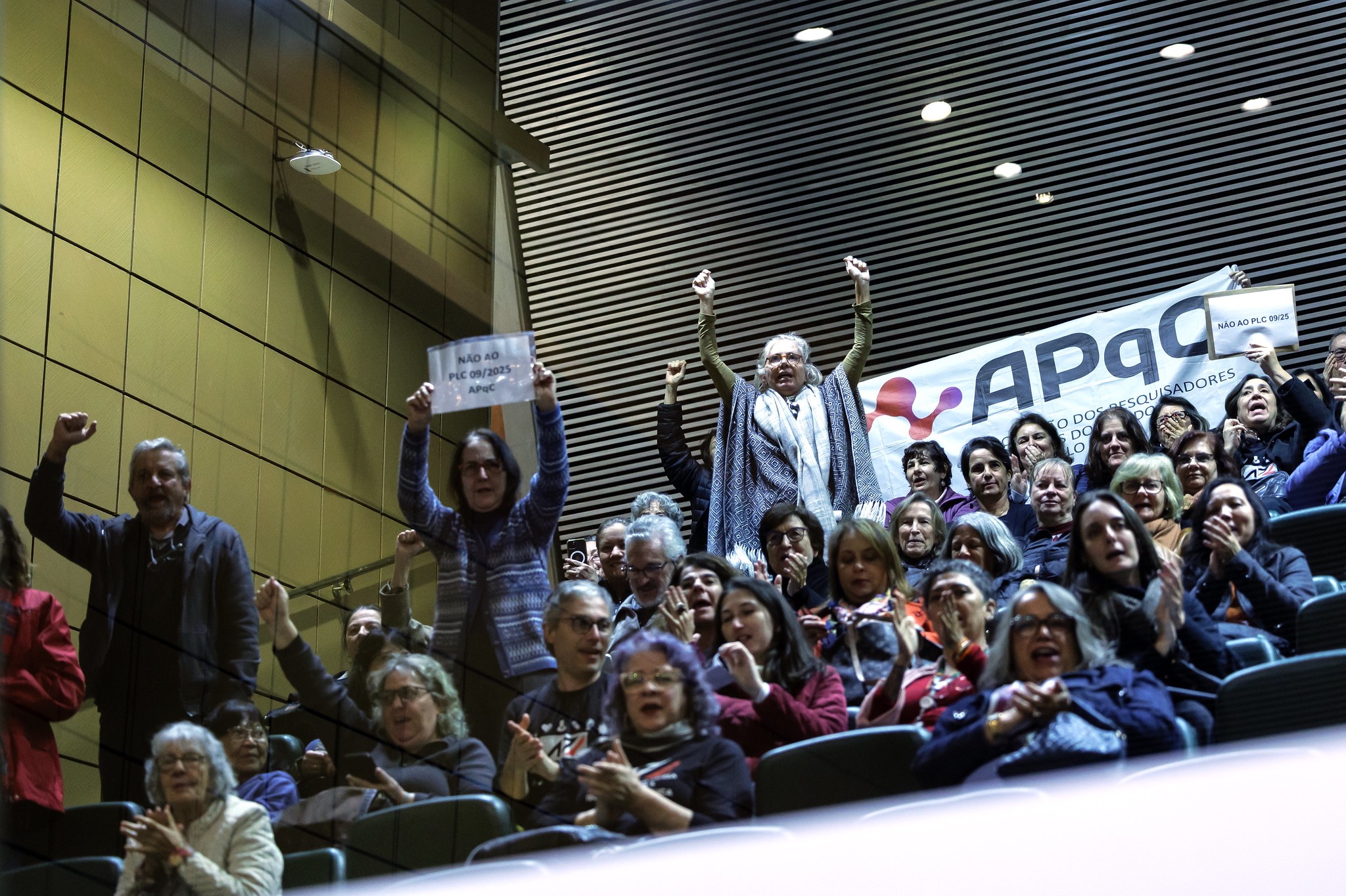 Pesquisadores protestam contra PLC 9/2025<a style='float:right;color:#ccc' href='https://www3.al.sp.gov.br/repositorio/noticia/N-07-2025/fg348551.jpg' target=_blank><i class='bi bi-zoom-in'></i> Clique para ver a imagem </a>