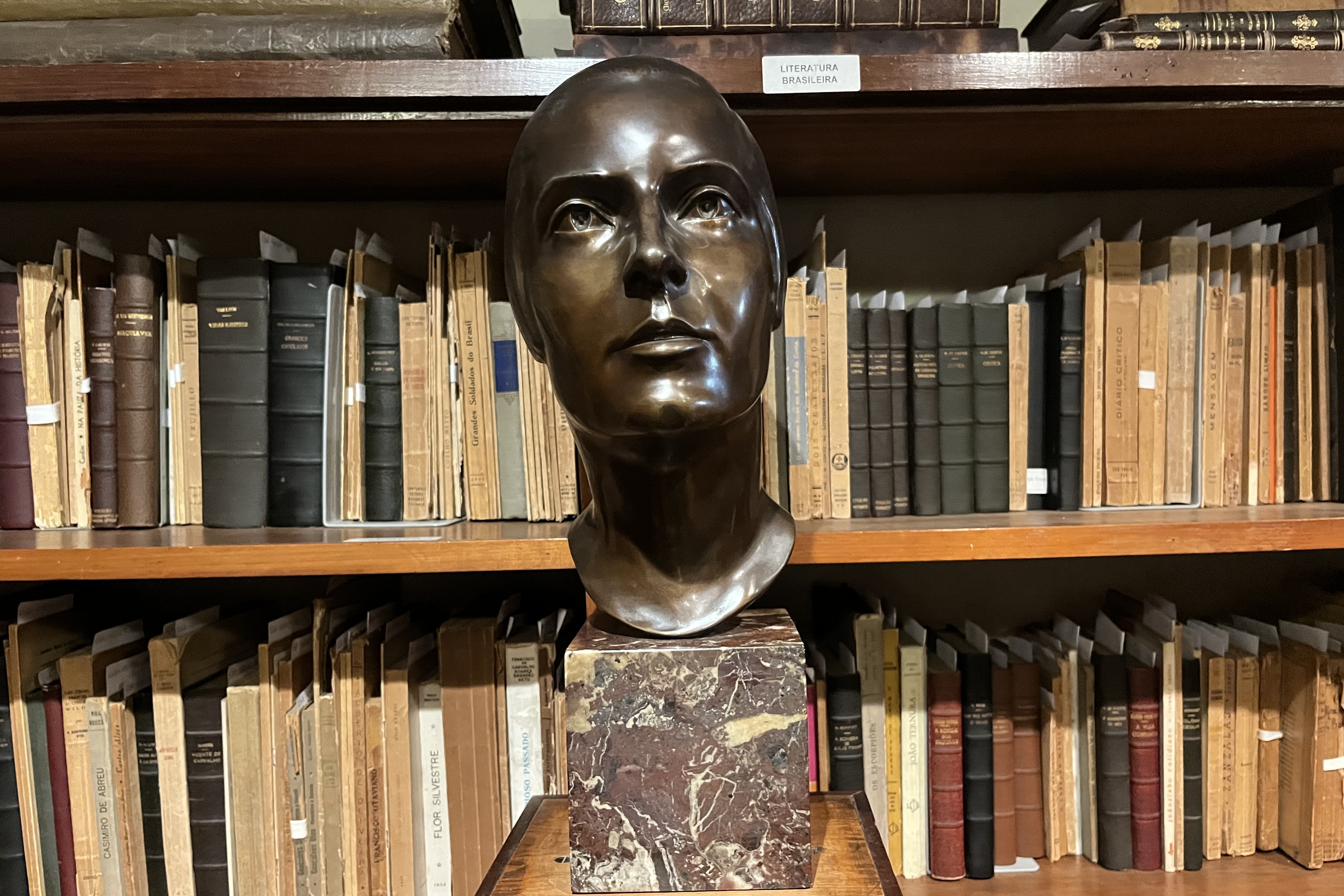 Busto do poeta exposto no museu<a style='float:right;color:#ccc' href='https://www3.al.sp.gov.br/repositorio/noticia/N-07-2026/fg366861.jpg' target=_blank><i class='bi bi-zoom-in'></i> Clique para ver a imagem </a>