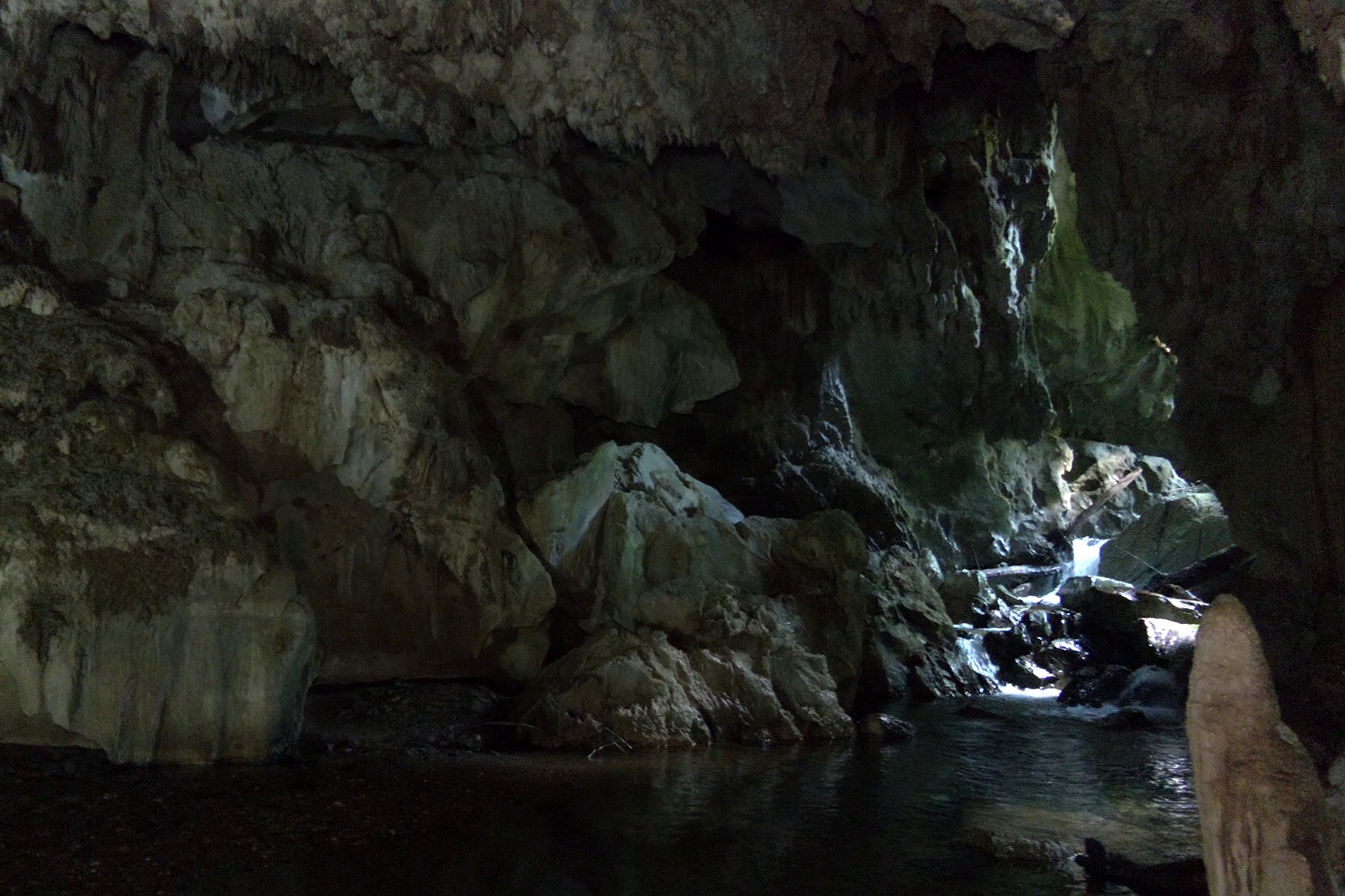 Gruta reserva belezas impressionantes<a style='float:right;color:#ccc' href='https://www3.al.sp.gov.br/repositorio/noticia/N-07-2026/fg366983.png' target=_blank><i class='bi bi-zoom-in'></i> Clique para ver a imagem </a>